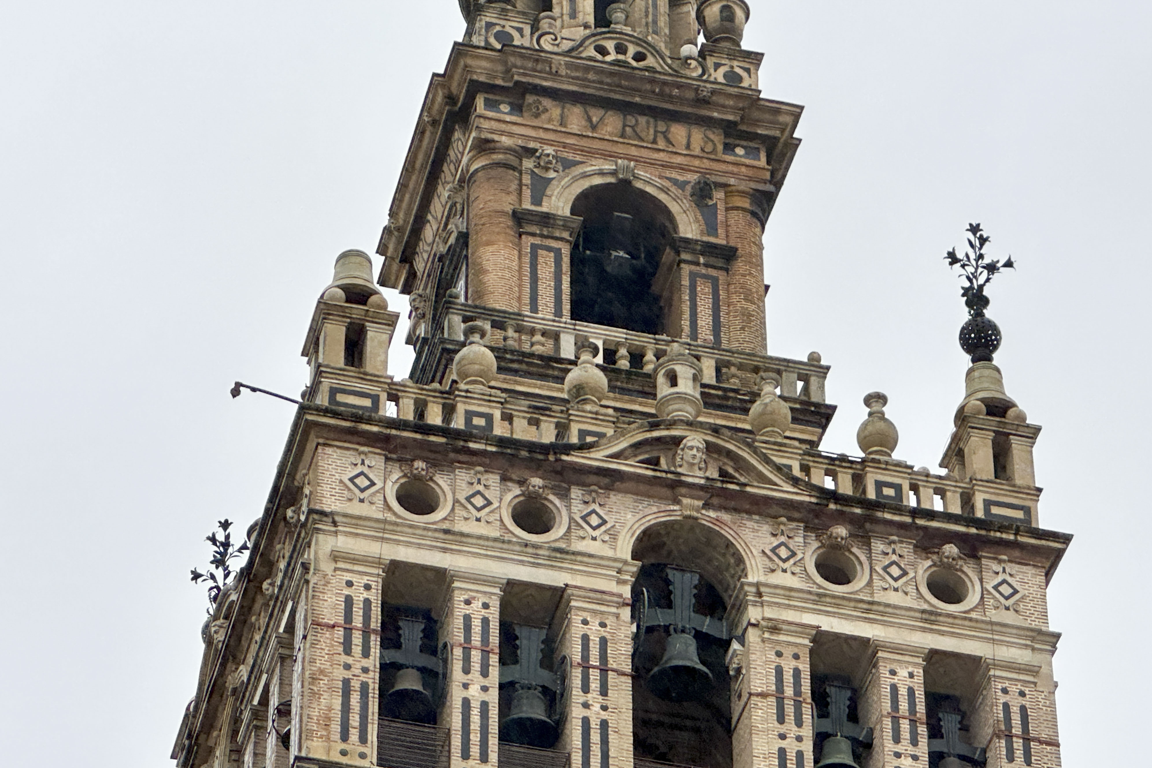 Vista de la Giralda donde se aprecia el elemento desprendido de la estructura de la Giralda, debido a la lluvia y el viento, este jueves en Sevilla.
