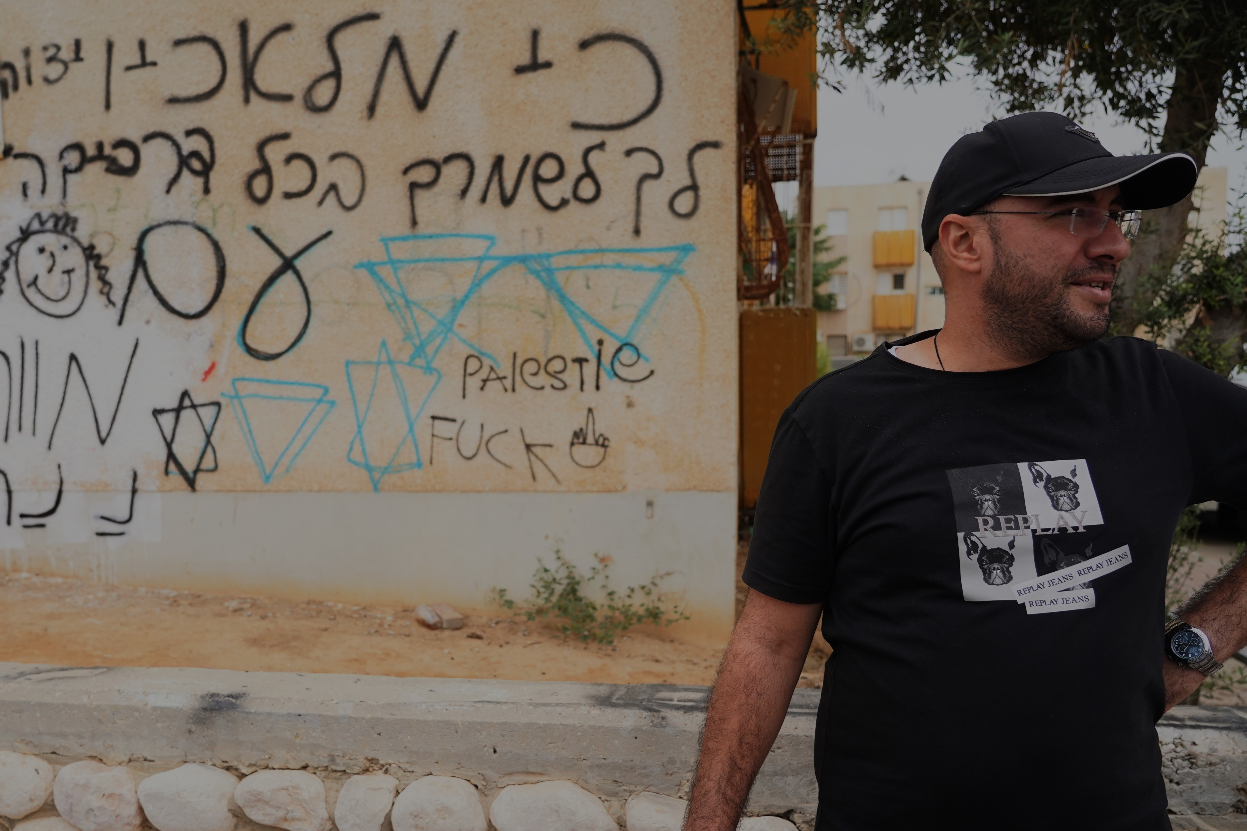 Graffiti anti-palestino num bairro de Ofakim, onde 53 residentes morreram no ataque do Hamas. 