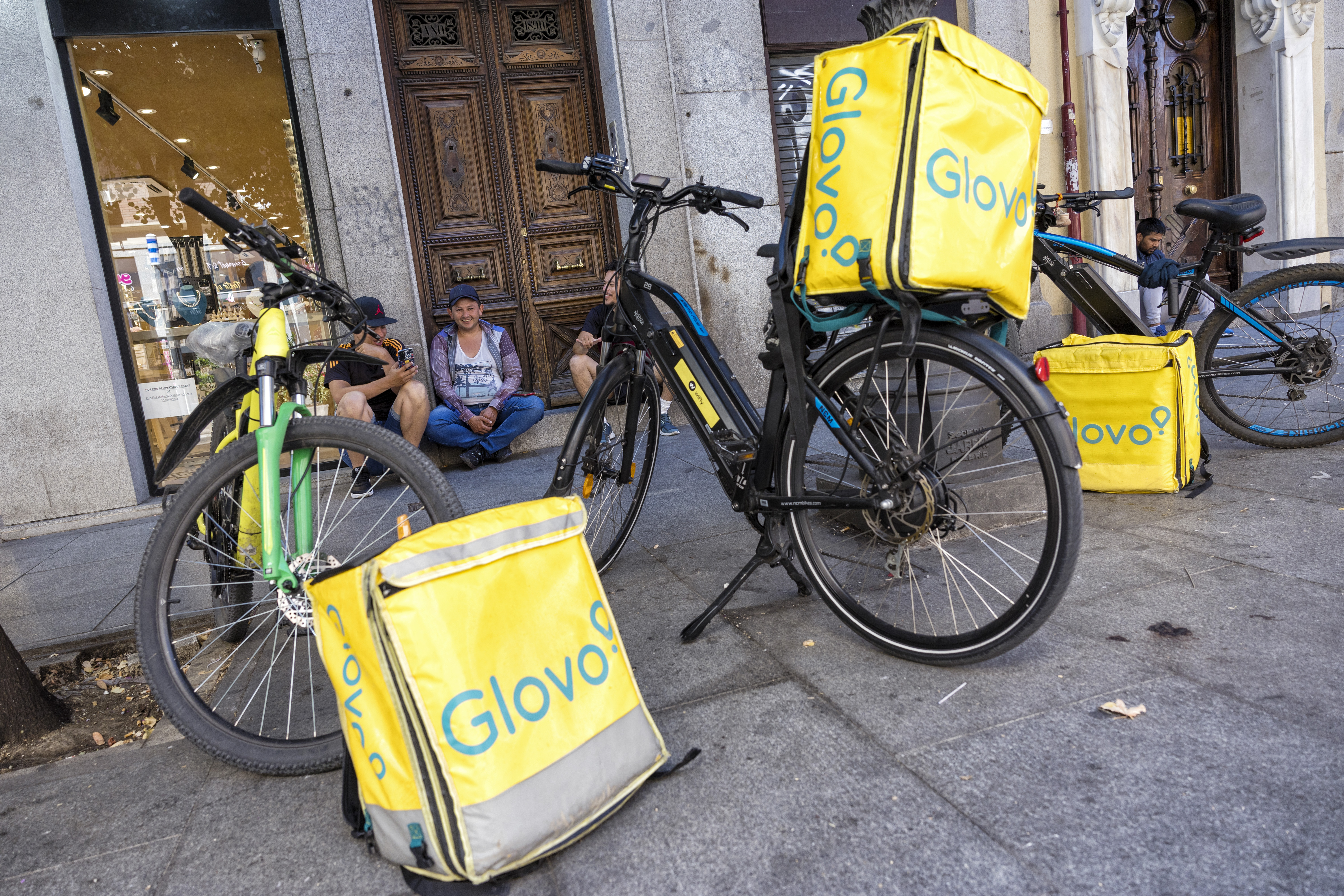 Trabajo da un ultimátum a Glovo antes de ir a la vía penal por emplear a falsos autónomos