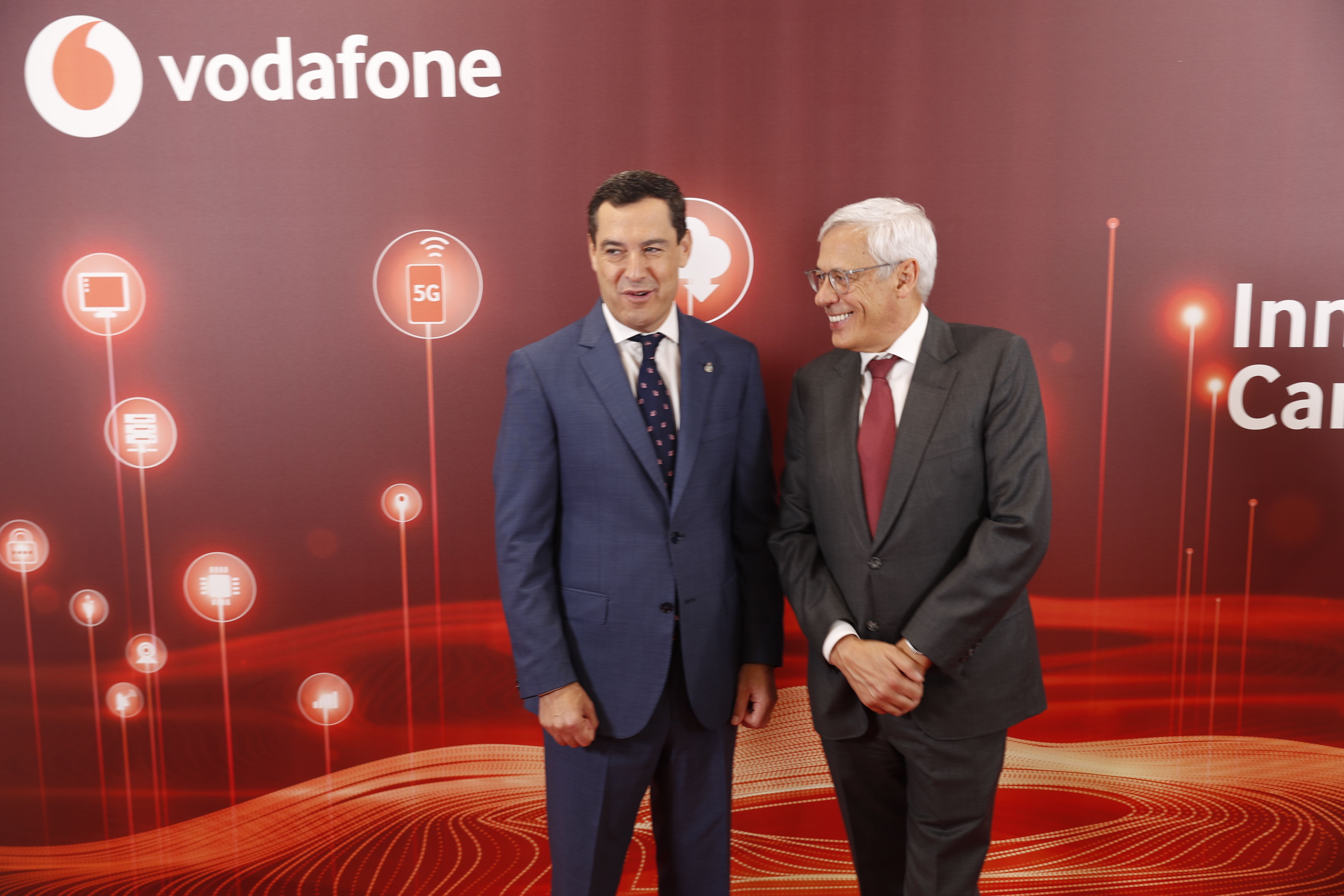 Juanma Moreno (i), y Mário Vaz, en la inauguración del nuevo centro de I+D de Vodafone en Málaga.