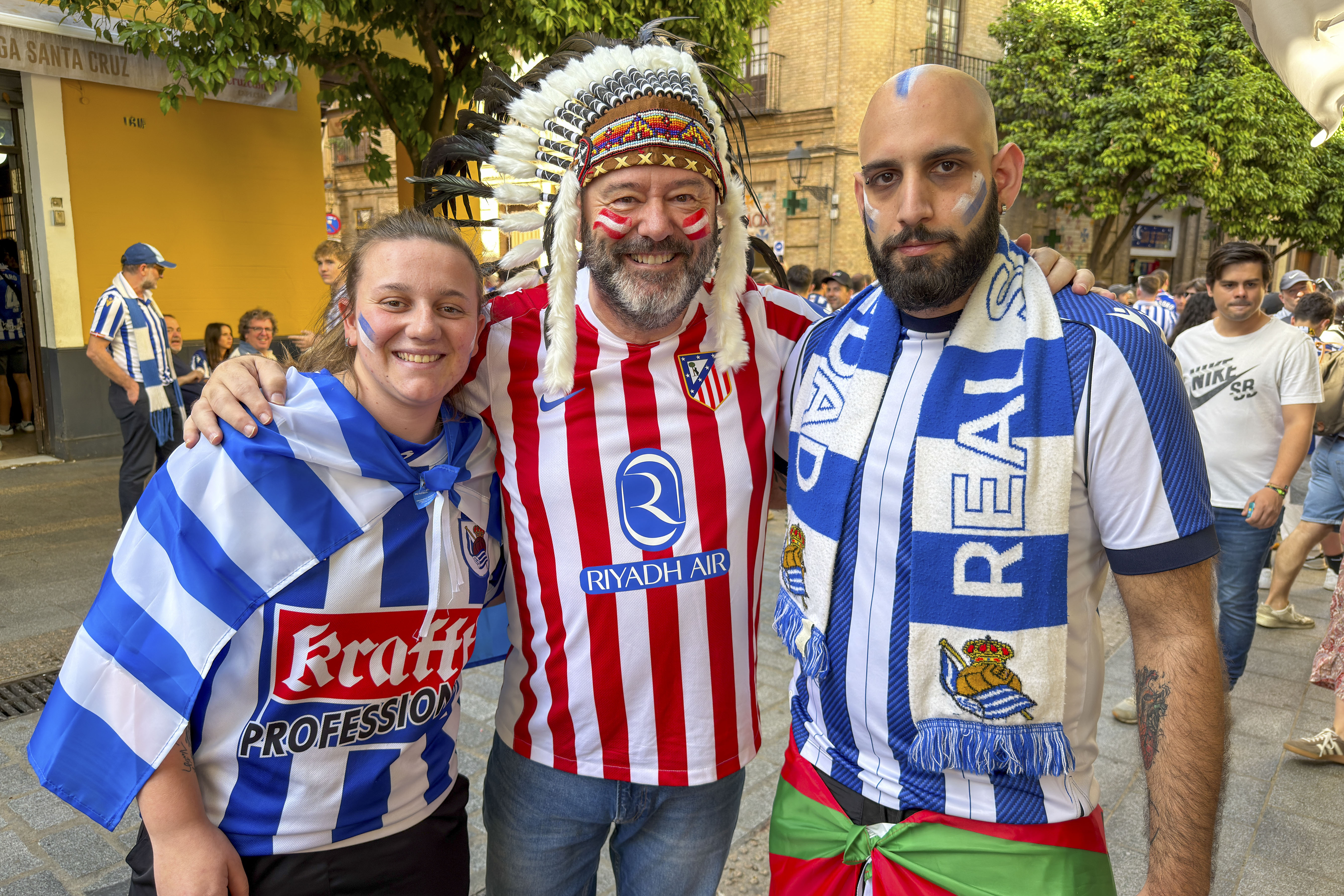 SEVILLA, 18/04/2026.- Aficionados del Atlético de Madrid y Real Sociedad por las calles de Sevilla antes del partido de la final de la Copa del Rey que ambos equipos disputan esta noche en el estadio de La Cartuja. EFE/David Arjona
