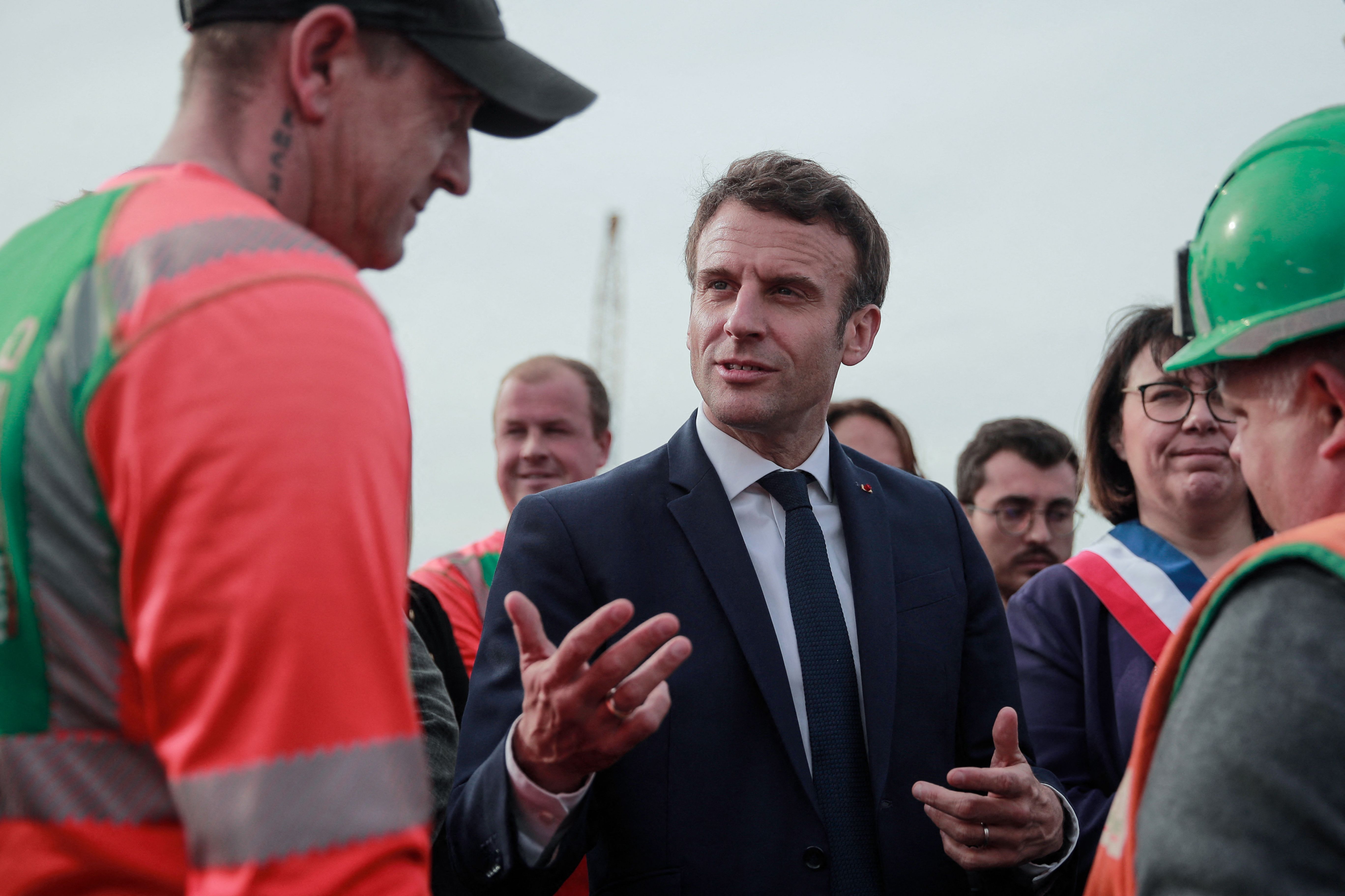 Macron se lanza a la campaña para la reelección en los feudos de Le Pen