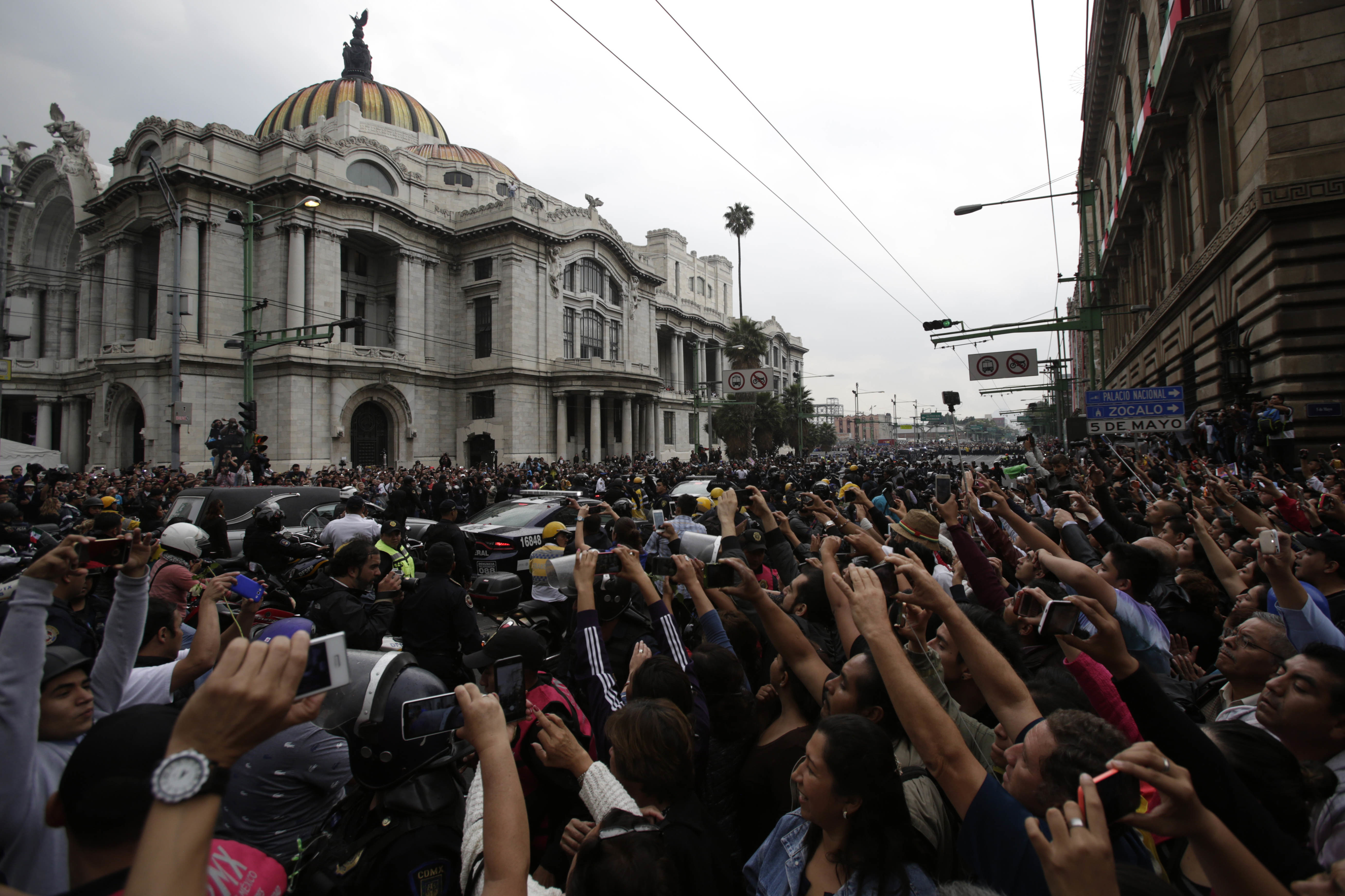 La carroza fúnebre que transporta los restos de Juan Gabriel arriba la Palacio de Bellas Artes el 5 de septiembre de 2016 en Ciudad de México.