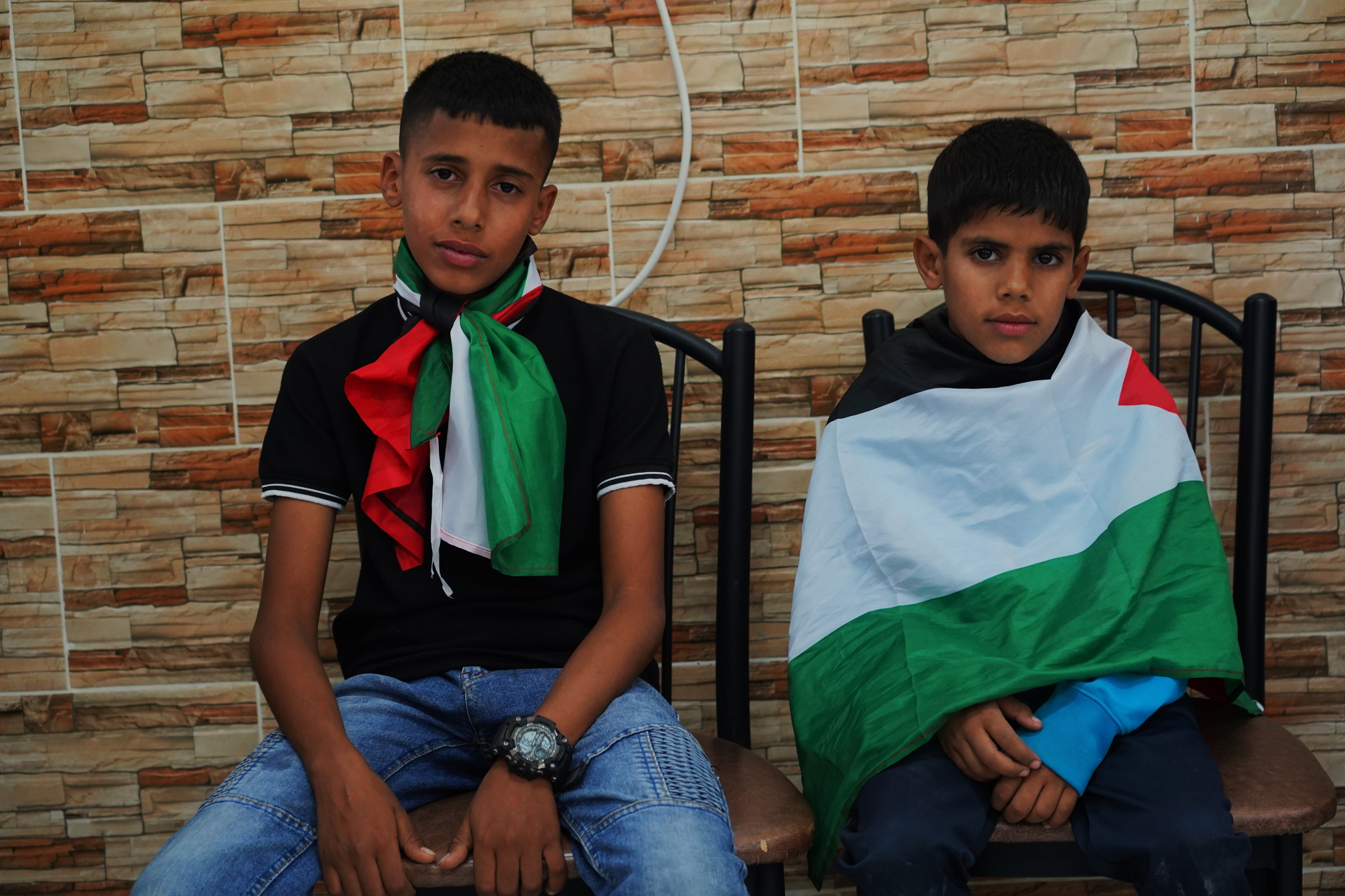 Mohamed (14 anos), à esquerda, e Musa (8), filhos de Bilal Saleh (40), mortos a tiro esta manhã por um colono judeu enquanto colhiam azeitonas num olival na Cisjordânia ocupada.