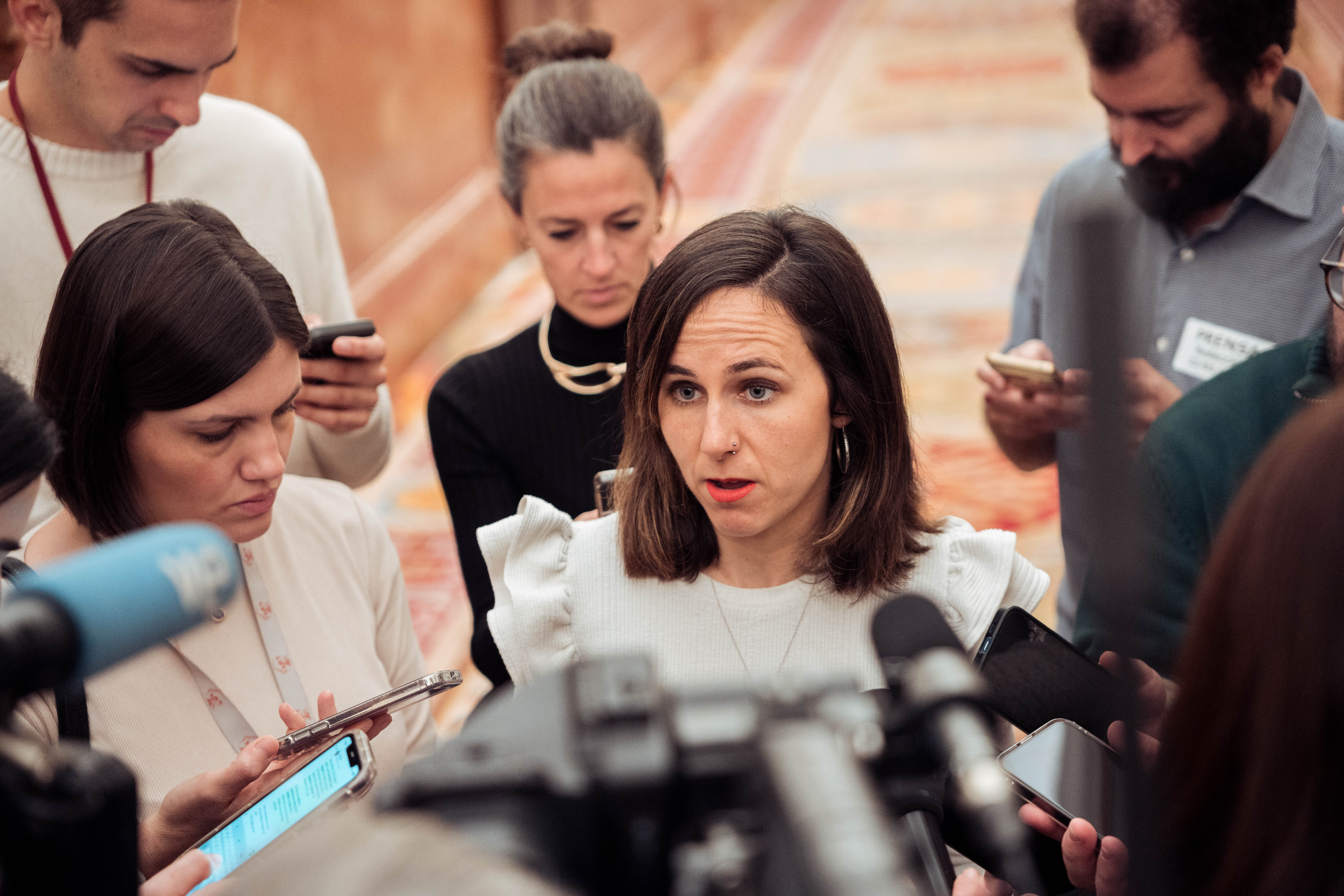 La secretaria general de Podemos, Ione Belarra, atiende a los medios antes de una sesión plenaria extraordinaria, en el Congreso de los Diputados, a 22 de enero de 2025, en Madrid (España). El Congreso celebra el primer pleno del año, de manera extraordinaria, para aprobar el suplicatorio que permitirá al Tribunal Supremo imputar al exministro Ábalos. Además el Congreso votará la convalidación de tres decretos: la nueva extensión del decreto anticrisis, que incluye descuentos en el  transporte público o la prohibición de cortar los suministros básicos; la nueva reforma de las pensiones para incentivar la extensión de la vida laboral; y la prórroga durante un año del gravamen a los beneficios extraordinarios de las empresas energéticas.
22 ENERO 2025;ÁBALOS;PLENO;VOTACIÓN;CONGRESO;SUPREMO;IMPUTAR
Gabriel Luengas / Europa Press
22/01/2025