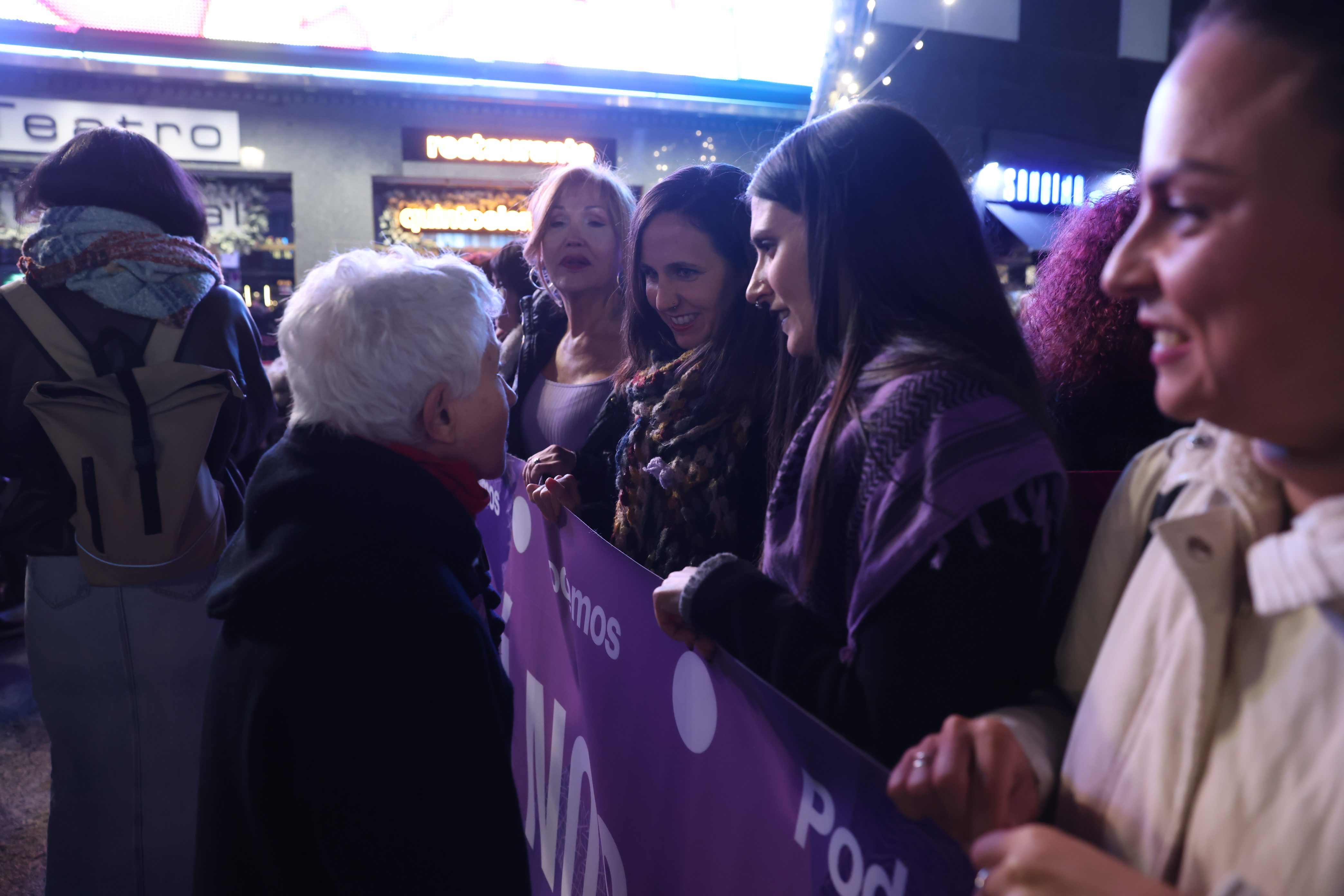 DVD1294. 25/11/25 Madrid. Cabecera de la manifestación  del 25N convocado por  Comisión 8M. En la imagen, Ione Belarra, secretaria General de Podemos, saluda a la activista Boti García / CARLOS ROSILLO