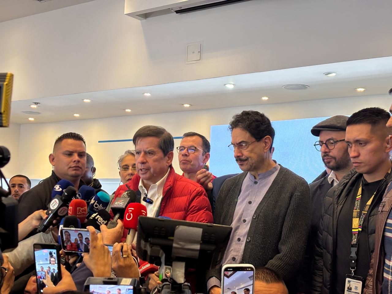 Juan Fernando Cristo junto a Iván Cepeda, tras adherirse a su campaña presidencial, este jueves, en Bogotá.