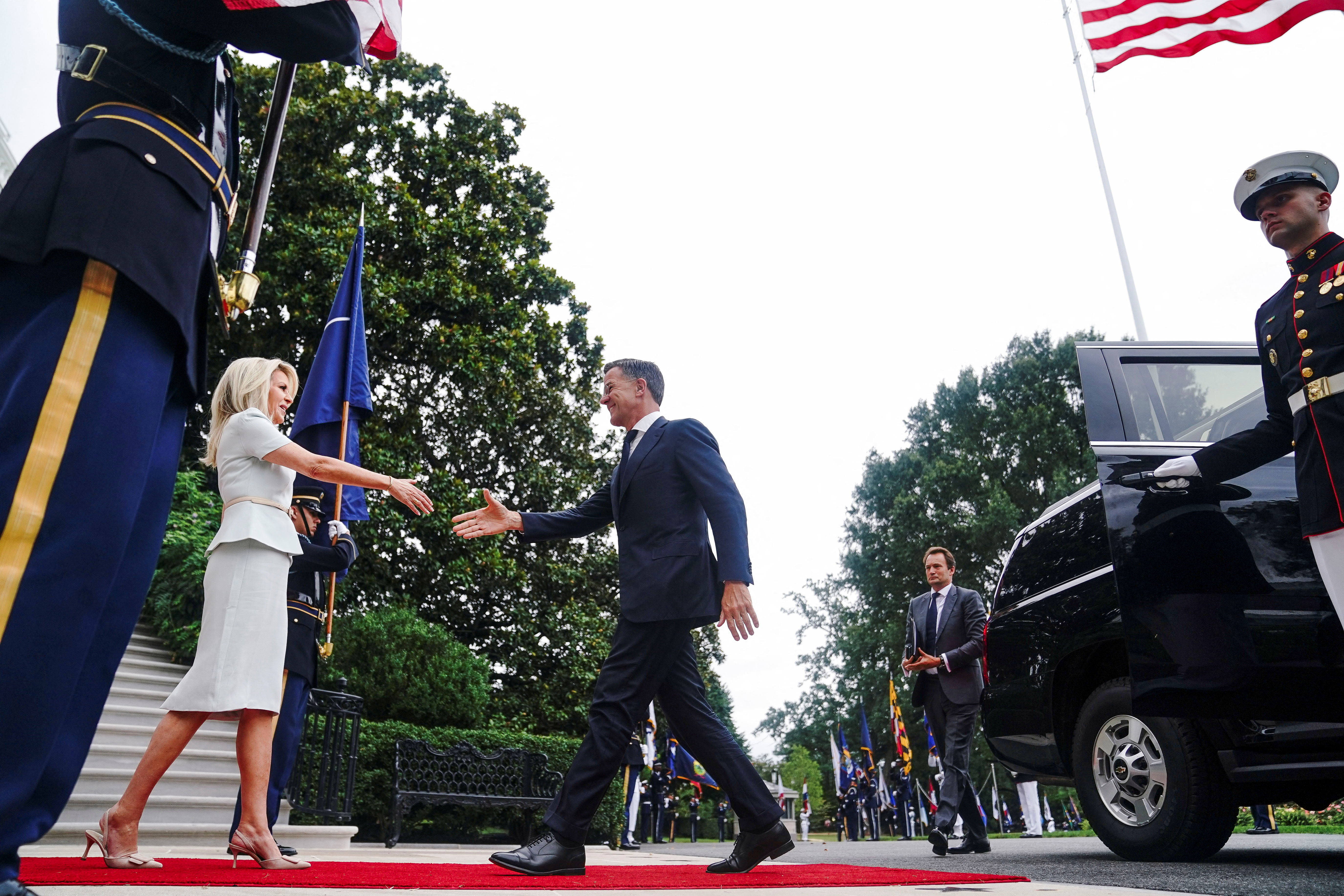 La jefa de protocolo de la Casa Blanca, Monica Crowley, recibe en la Casa Blanca al secretario general de la OTAN, Mark Rutte, este lunes 18 de agosto.