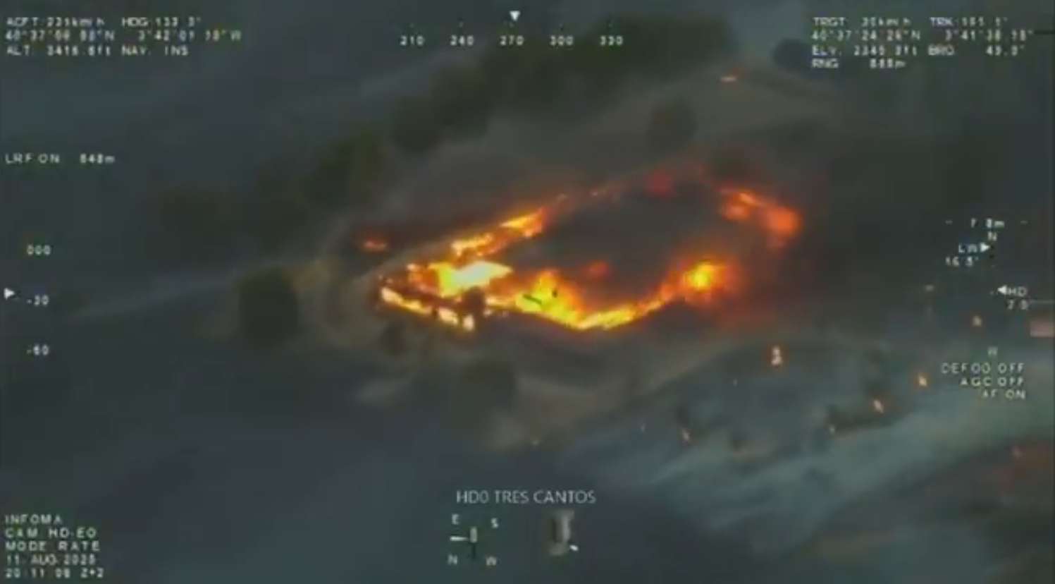 Una construcción arde durante el incendio declarado en Tres Cantos este lunes.