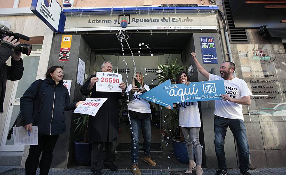 Celebración en la administración de Salou (Tarragona) del Gordo en 2019