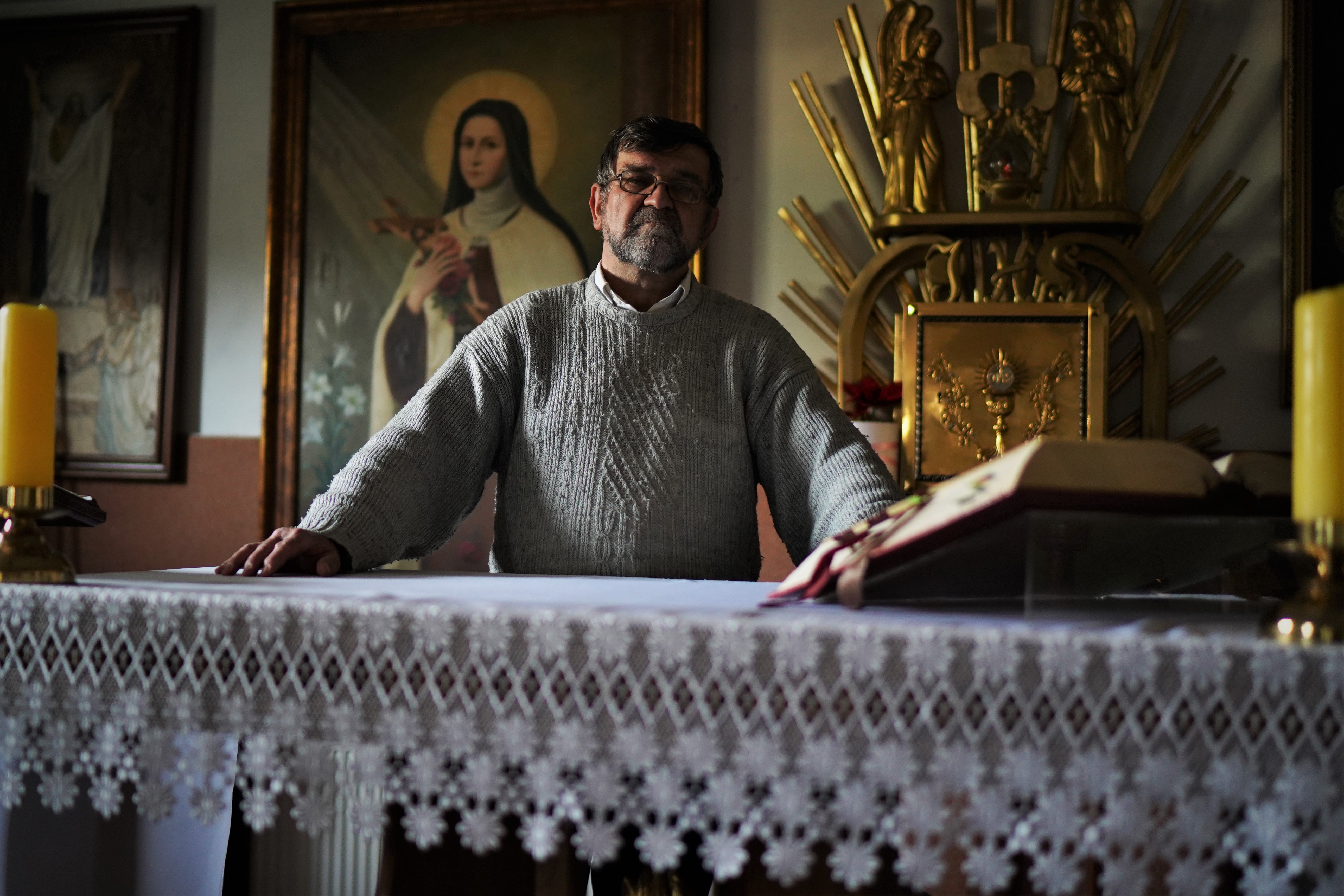Padre Tadeusz Wolos, na igreja de Santa Teresa de Irpin, na segunda-feira, 20 de fevereiro.