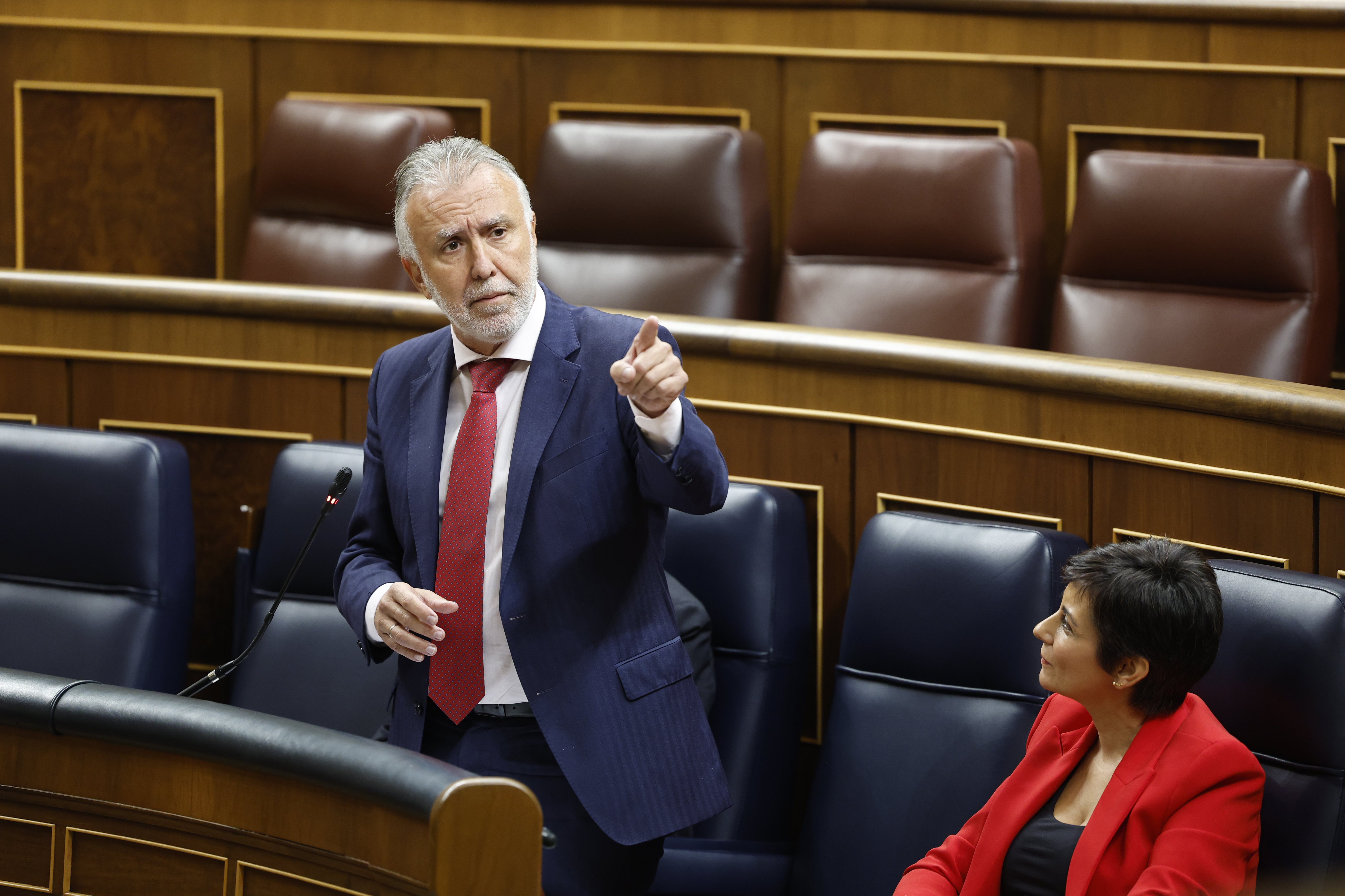 El ministro de Política Territorial y Memoria Democrática, Ángel Víctor Torres, interviene este miércoles en el hemiciclo.