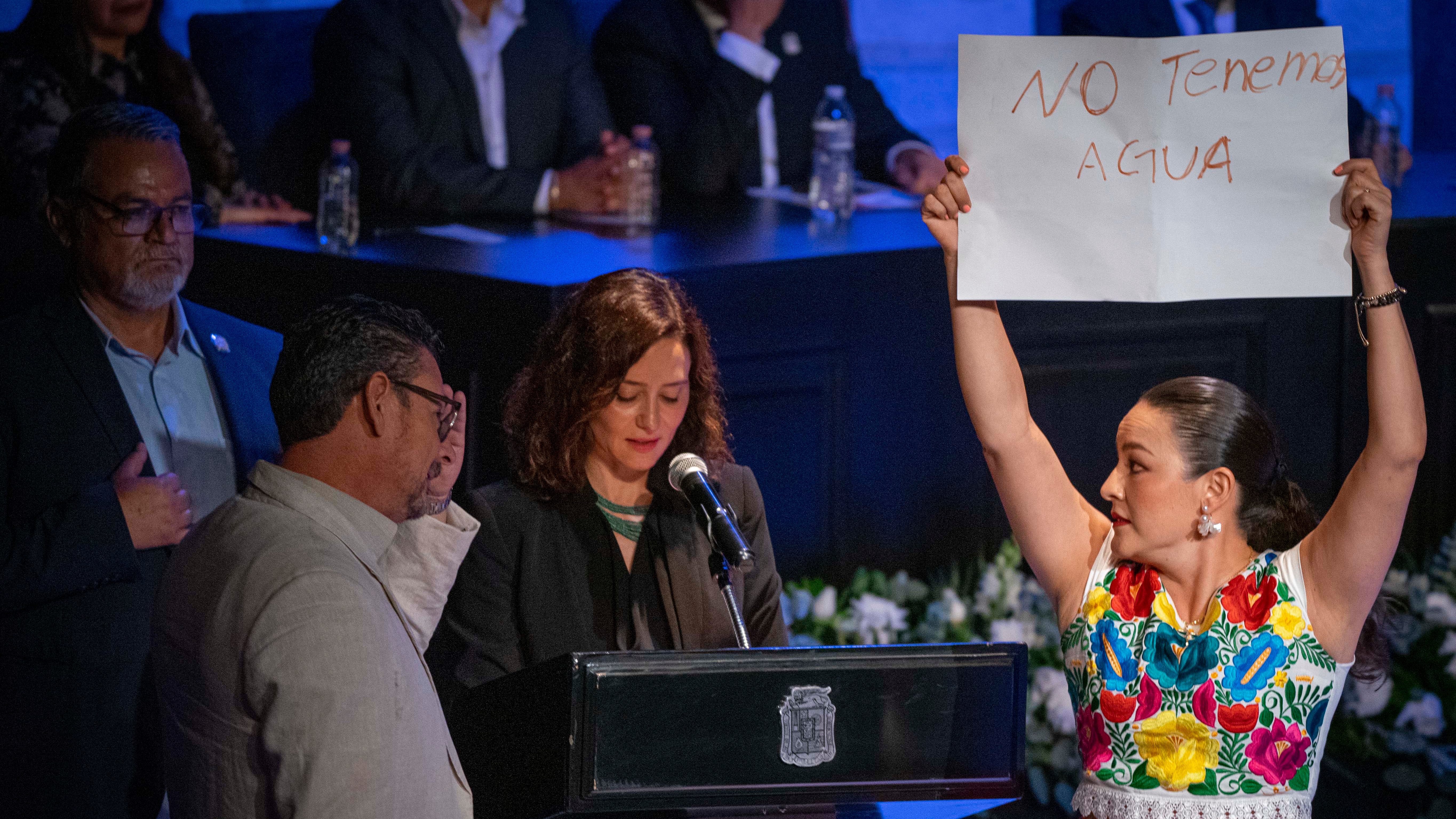 Regidora protesta antes del discurso de Isabel Díaz Ayuso