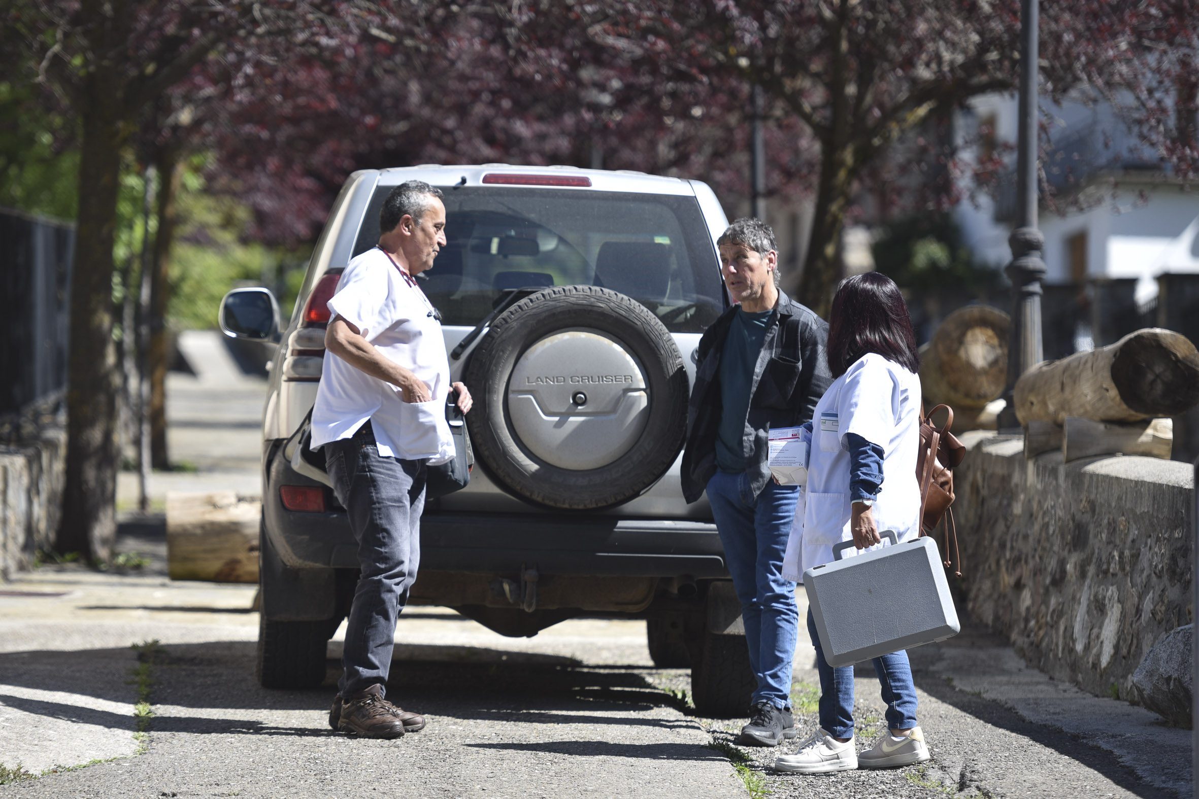 Bernués y Thacco hablan con un vecino delante del coche del médico.