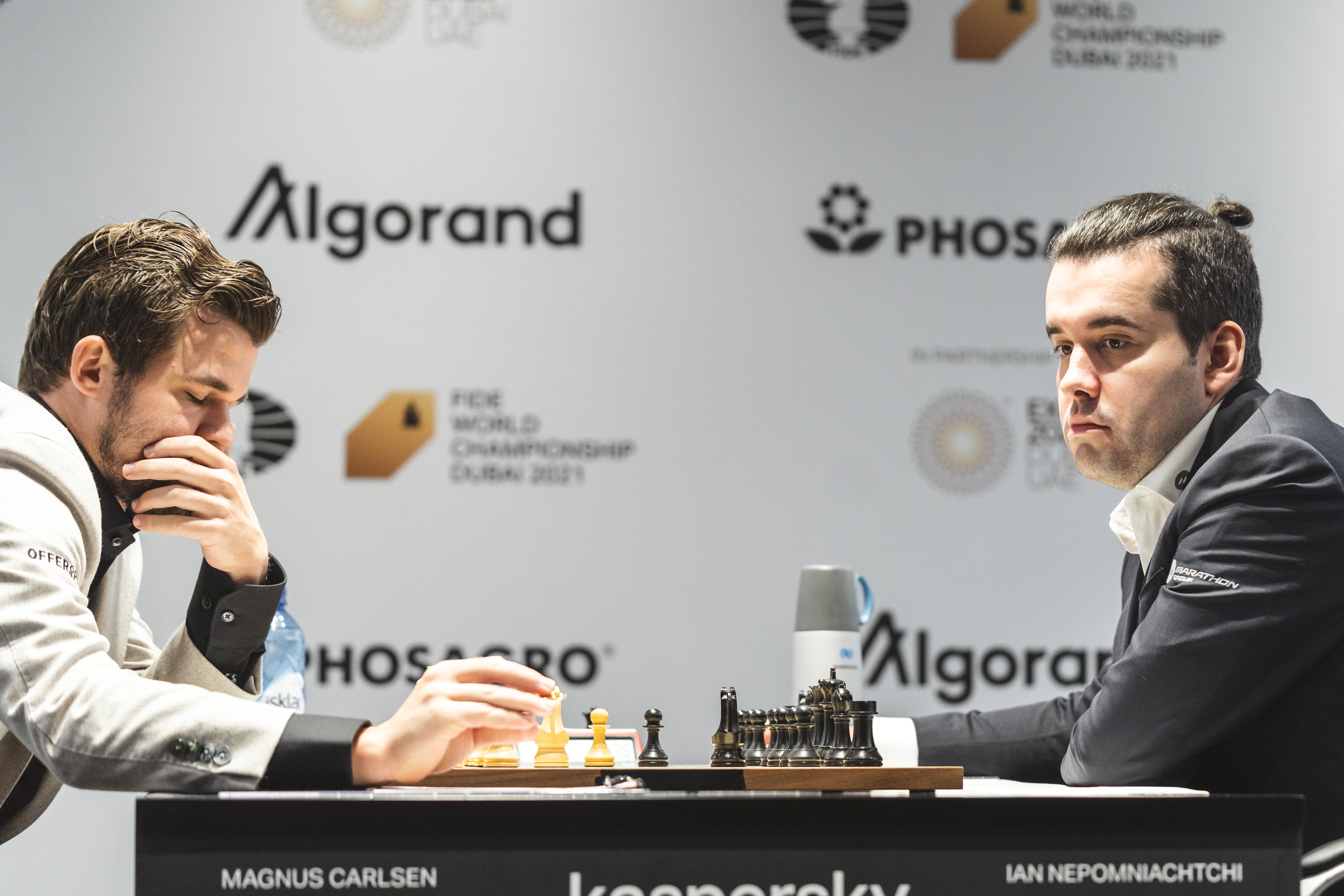 Magnus Carlsen gana a Tari y recupera el liderato del 8º Altaway