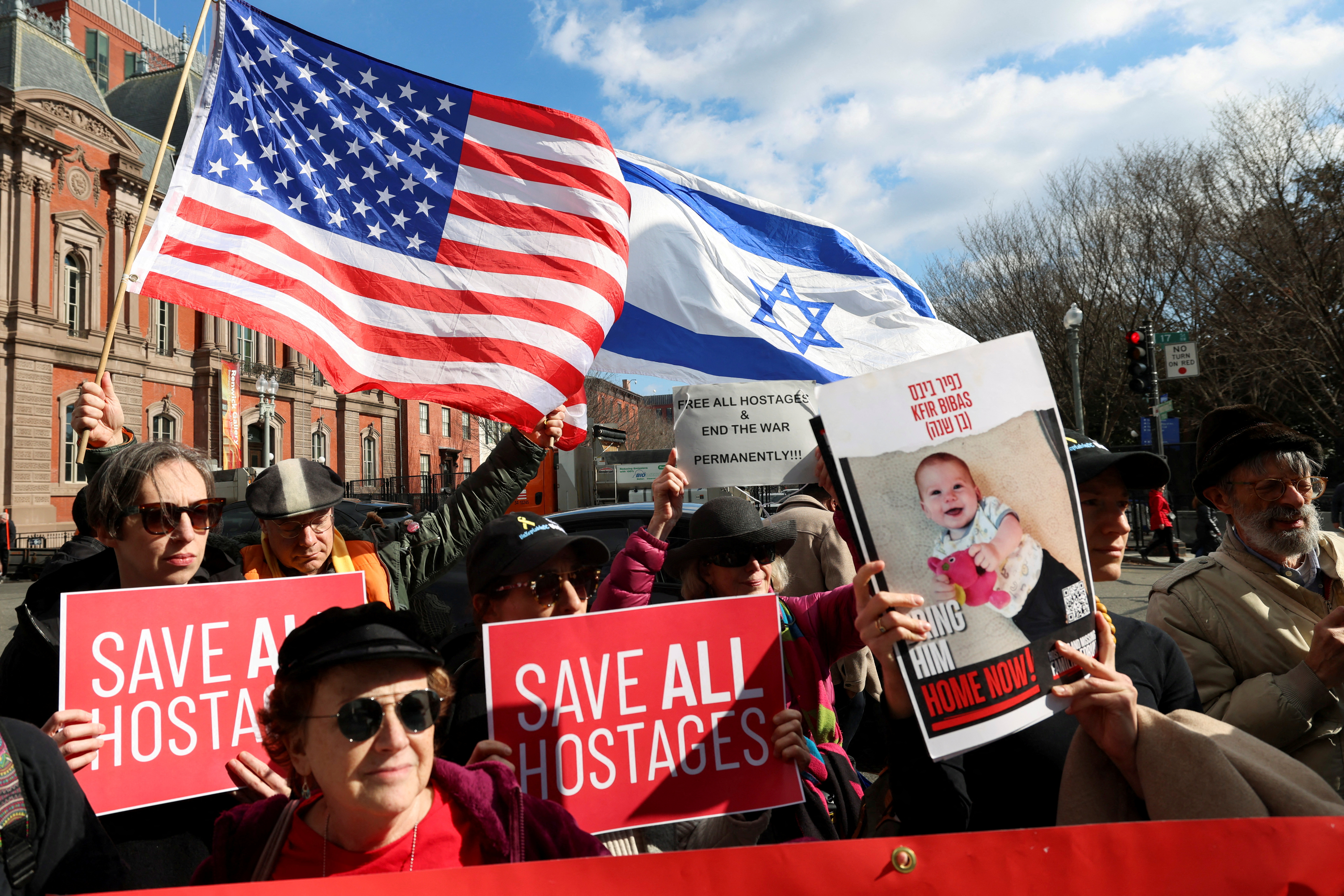 Un grupo de personas se congrega frente a la Casa Blanca para pedir la liberacin de los rehenes ante la reunin entre Trump y Netanyahu