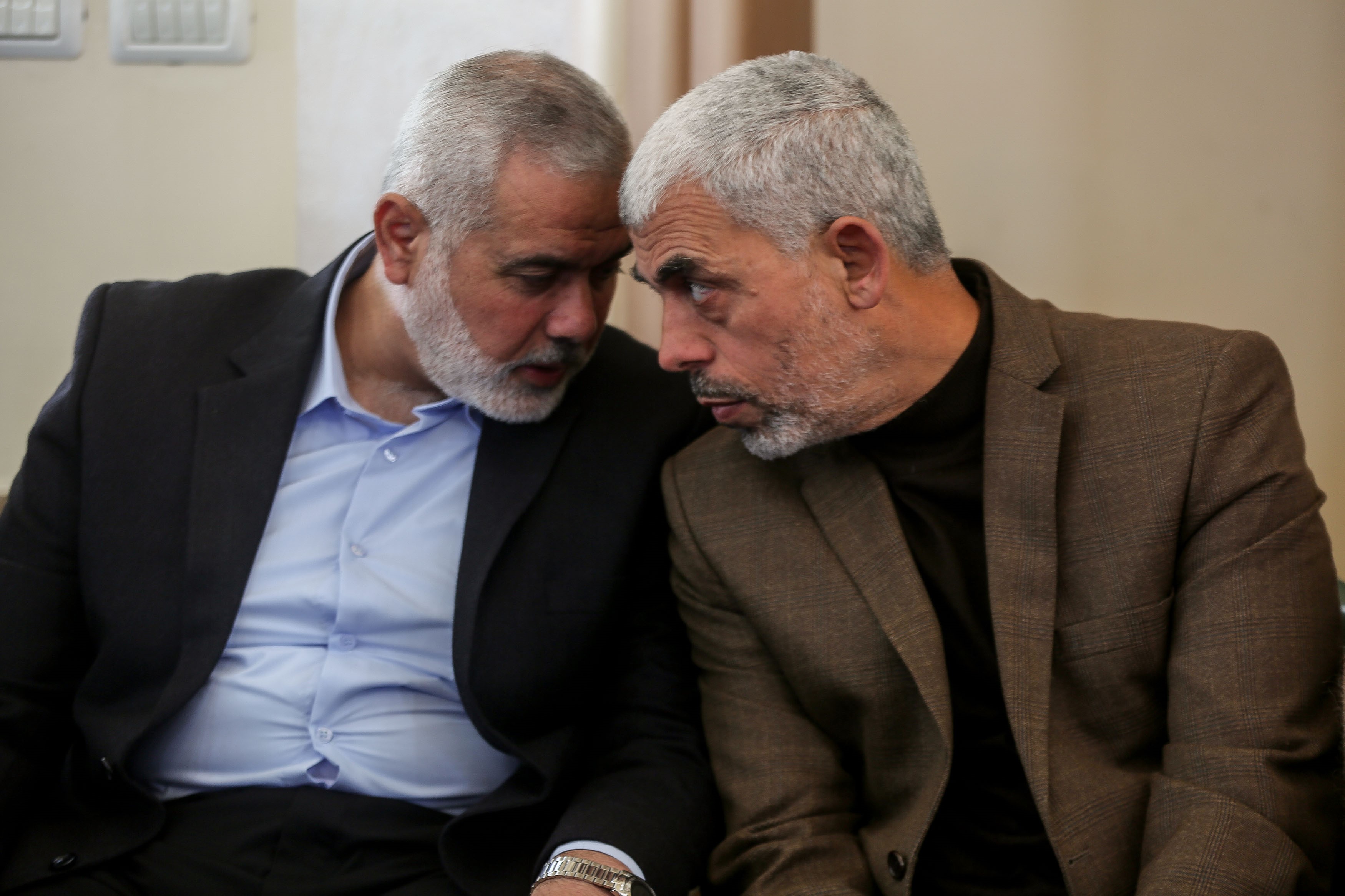 Ismail Haniya (izquierda) y Yahia Sinwar (derecha) en la ceremonia de apertura de una mezquita en Ciudad de Gaza, en el centro de la Franja, el 24 de febrero de 2017