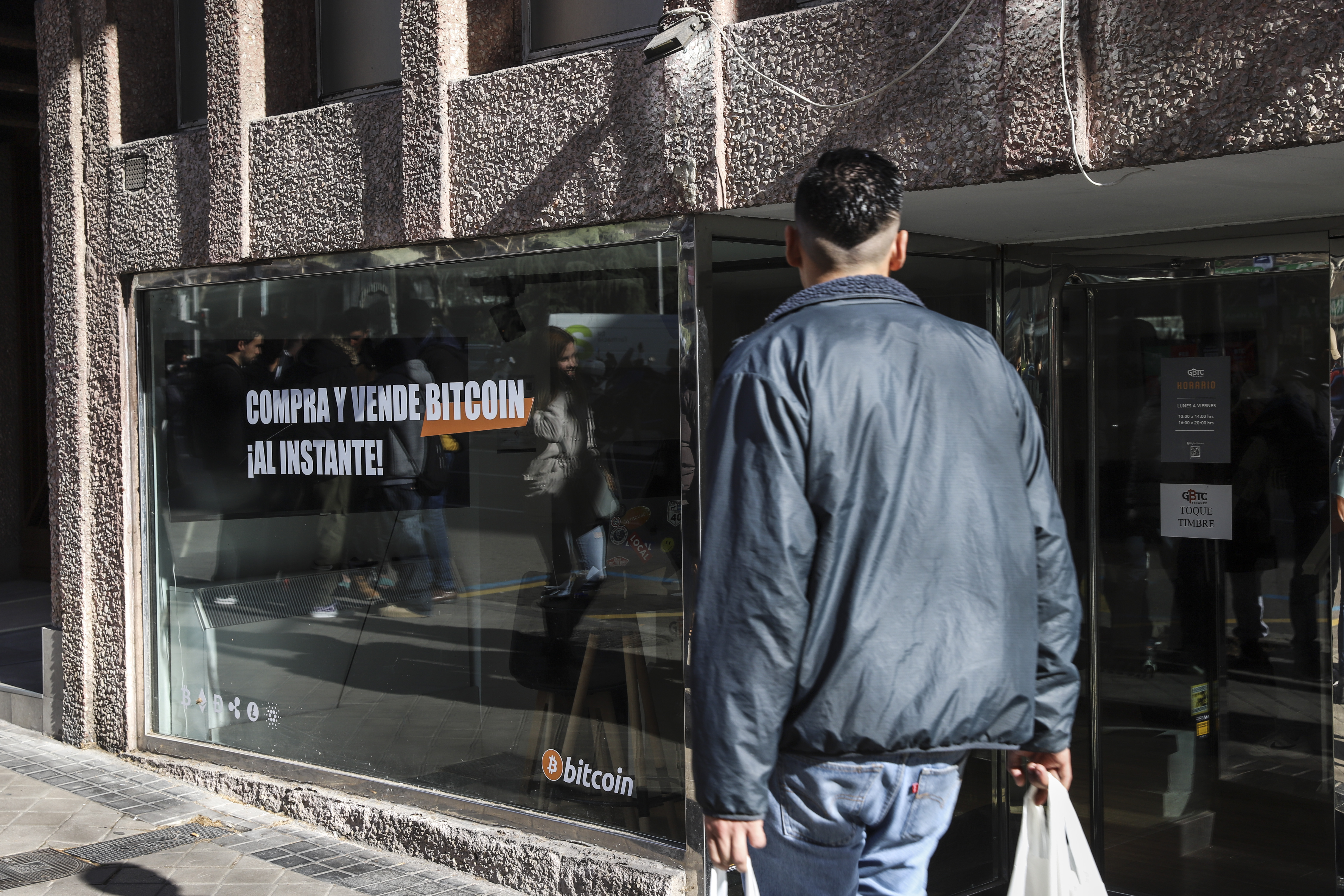 El turbio mundo de los criptocajeros se dispara con el alza de precios:  “Hay gente que se paga la habitación con esto” | Economía | EL PAÍS