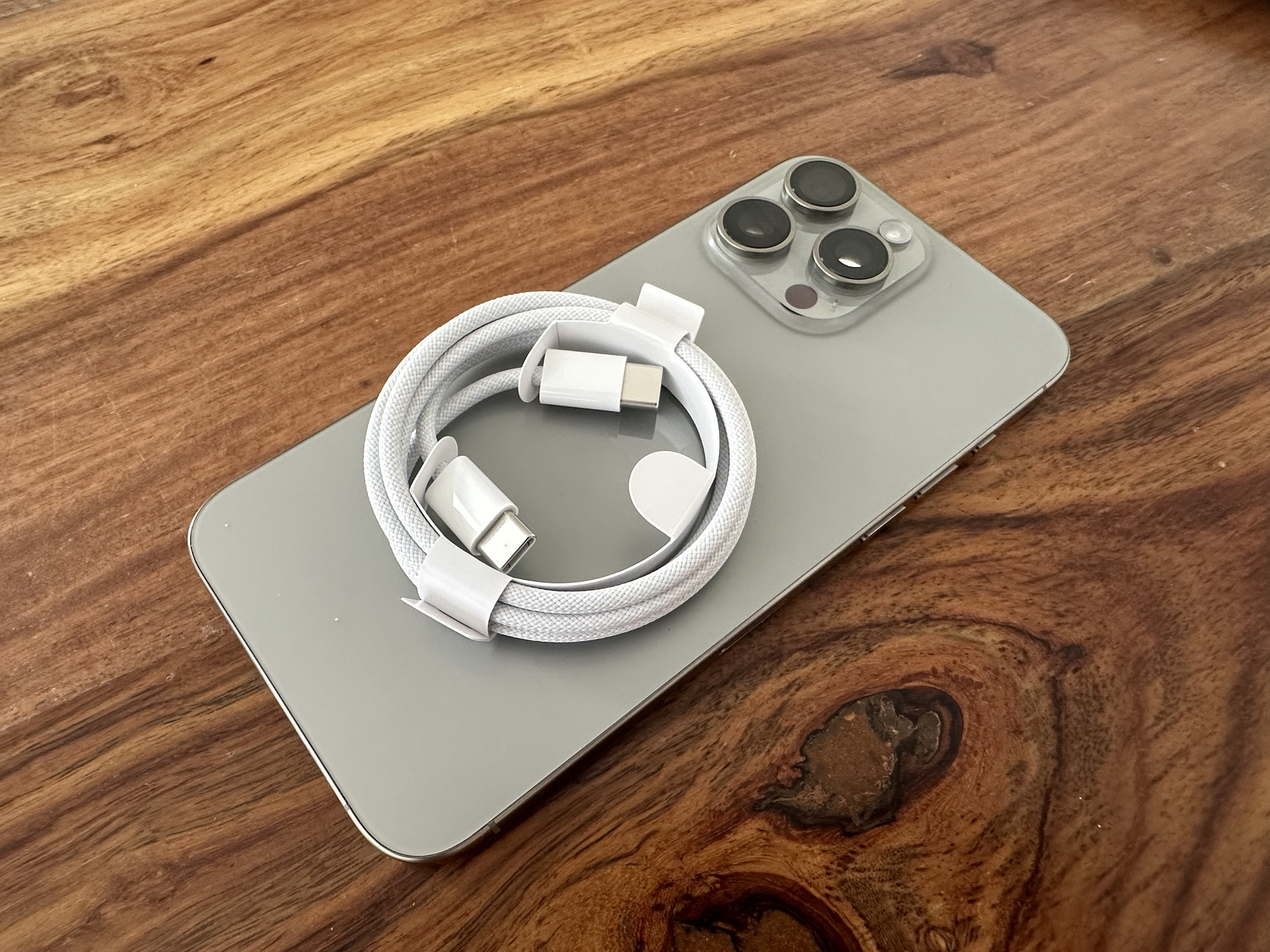 Por qué los nuevos iPhone 15 Pro tienen una carcasa de titanio en vez de  acero?