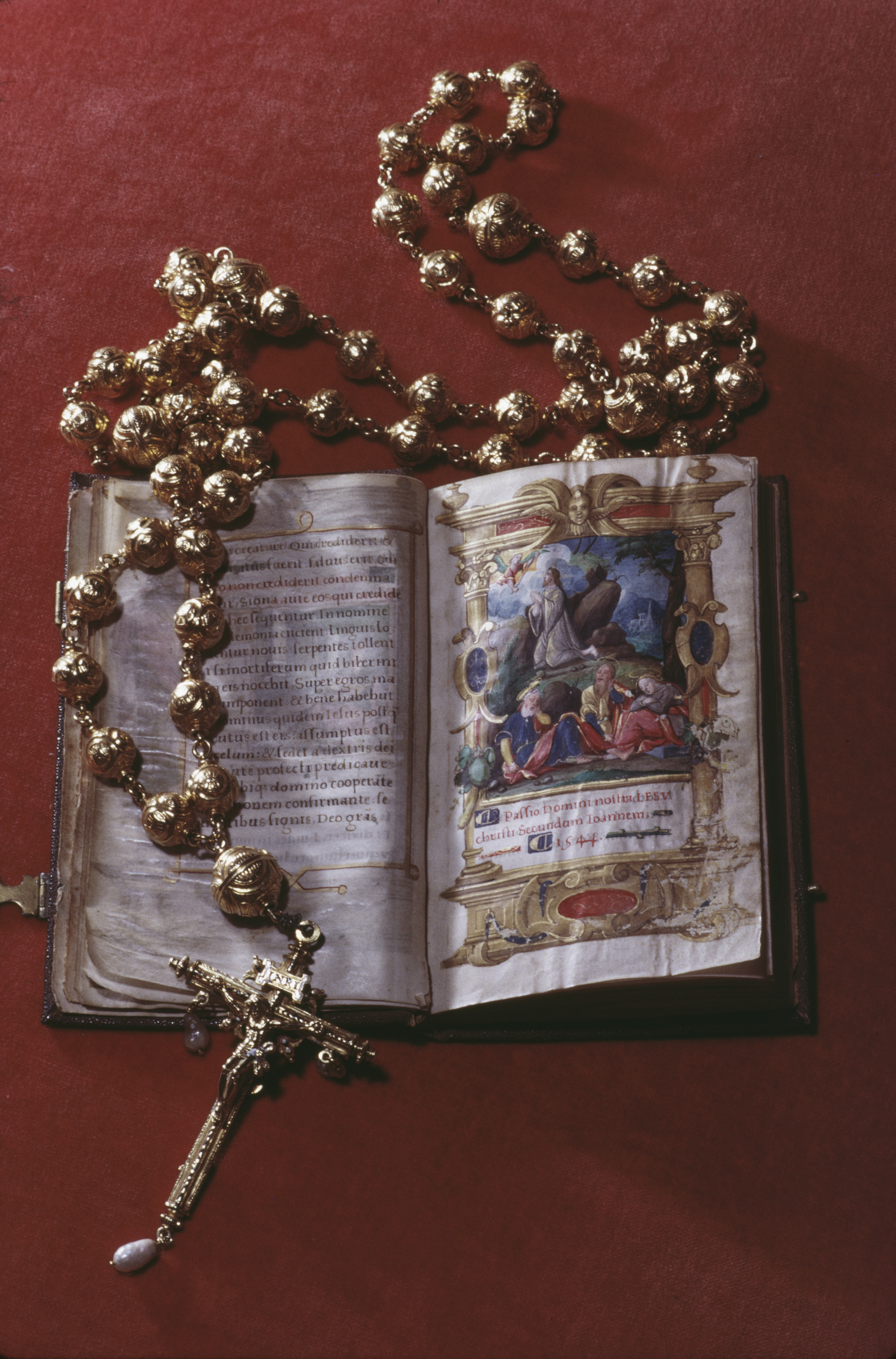 La Biblia y el rosario de María I de Escocia (1542-1587), expuestos en el castillo de Arundel, en una imagen de 1968.