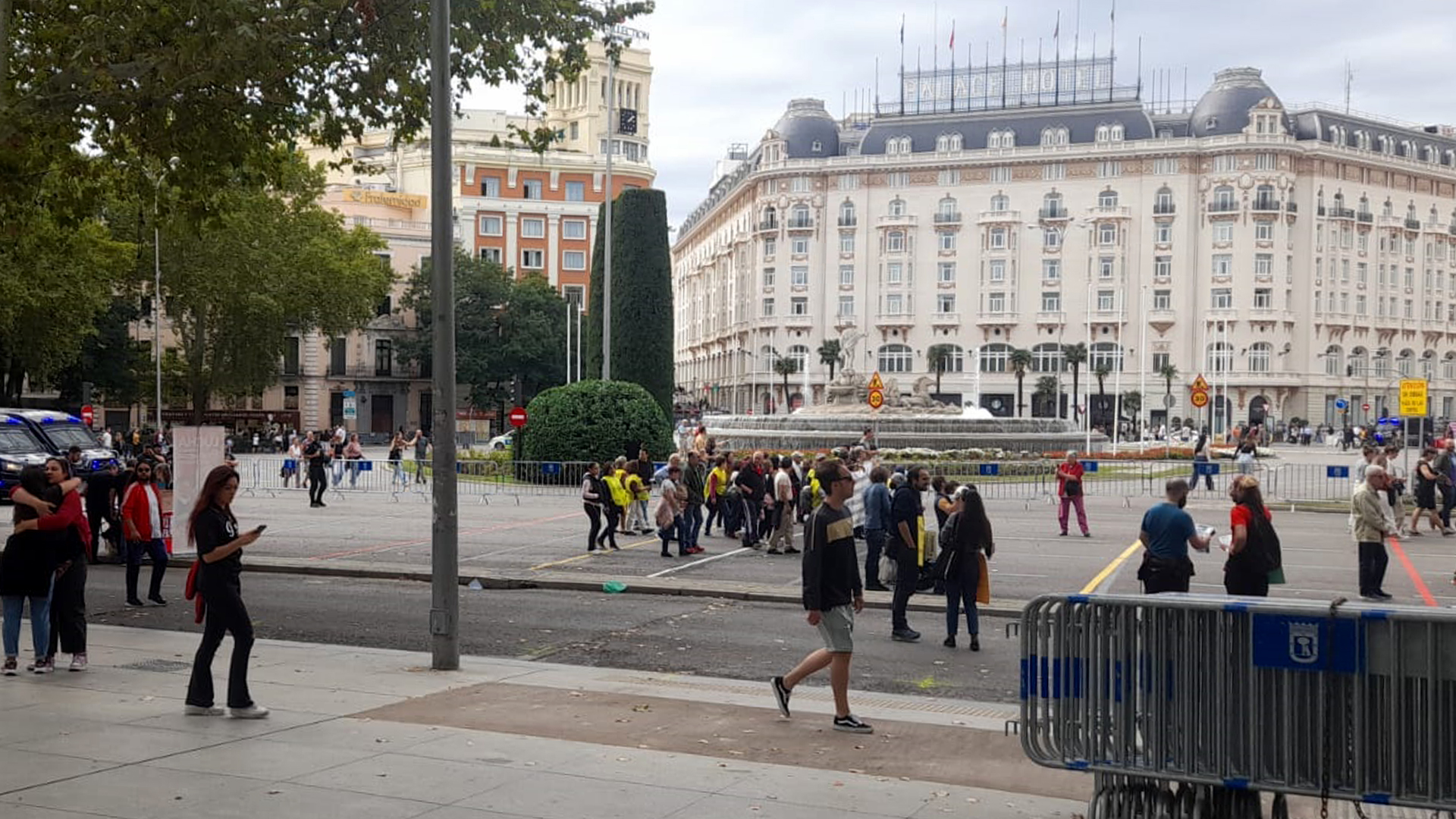 La fuente de la Cibeles tras el paso de la manifestacin. 