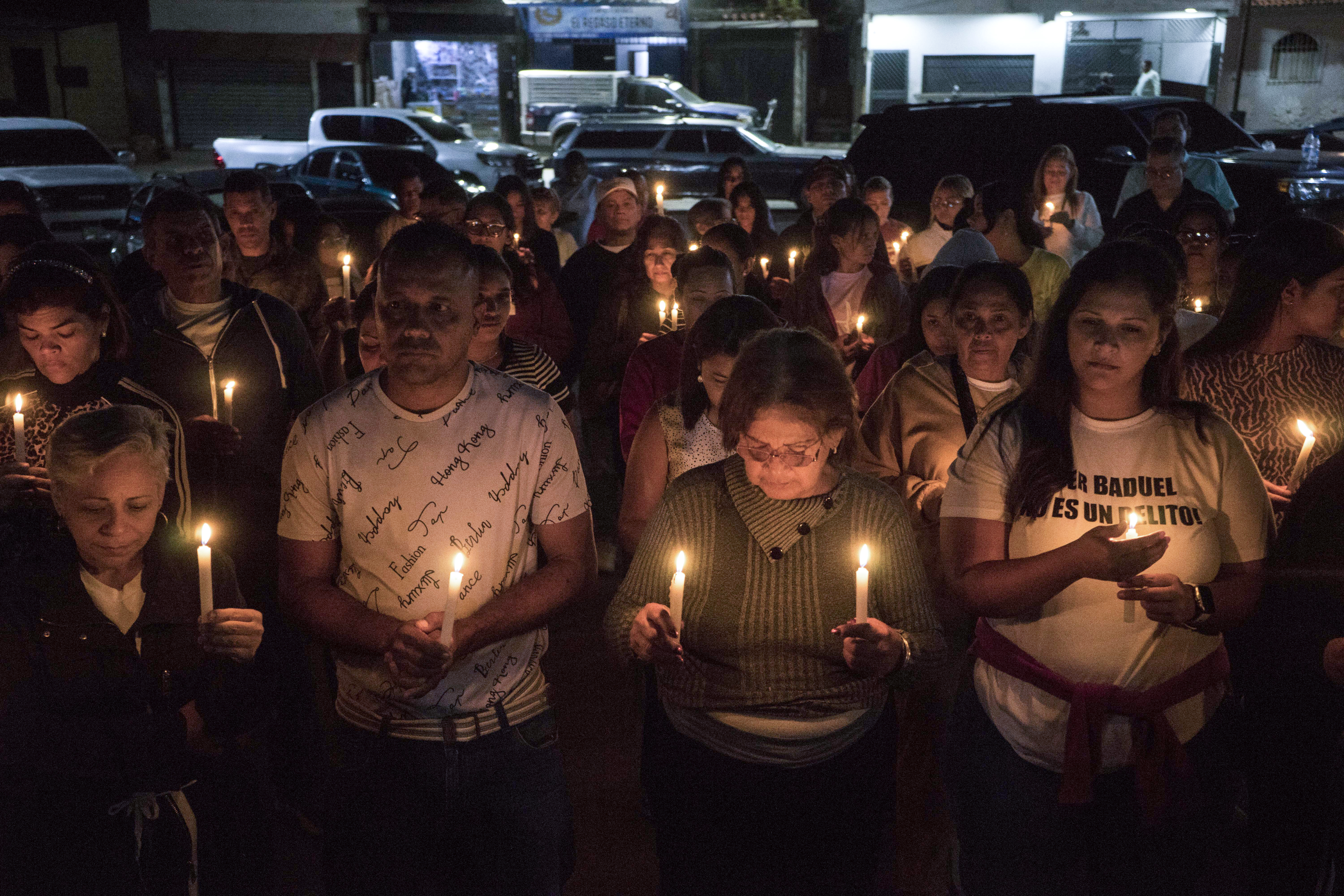 AME4528. ZAMORA (VENEZUELA), 11/01/2026.- Familiares de presos políticos participan en una vigilia frente al centro penitenciario Rodeo I este domingo, en Zamora estado de Miranda (Venezuela). Familiares de presos políticos en Venezuela pasan la tercera noche en espera de excarcelaciones, luego de que el jueves las autoridades anunciaran la liberación de un "número importante" de estos detenidos, un proceso que organizaciones no gubernamentales y la oposición mayoritaria denuncian que avanza a cuentagotas. EFE/ Boris Vergara
