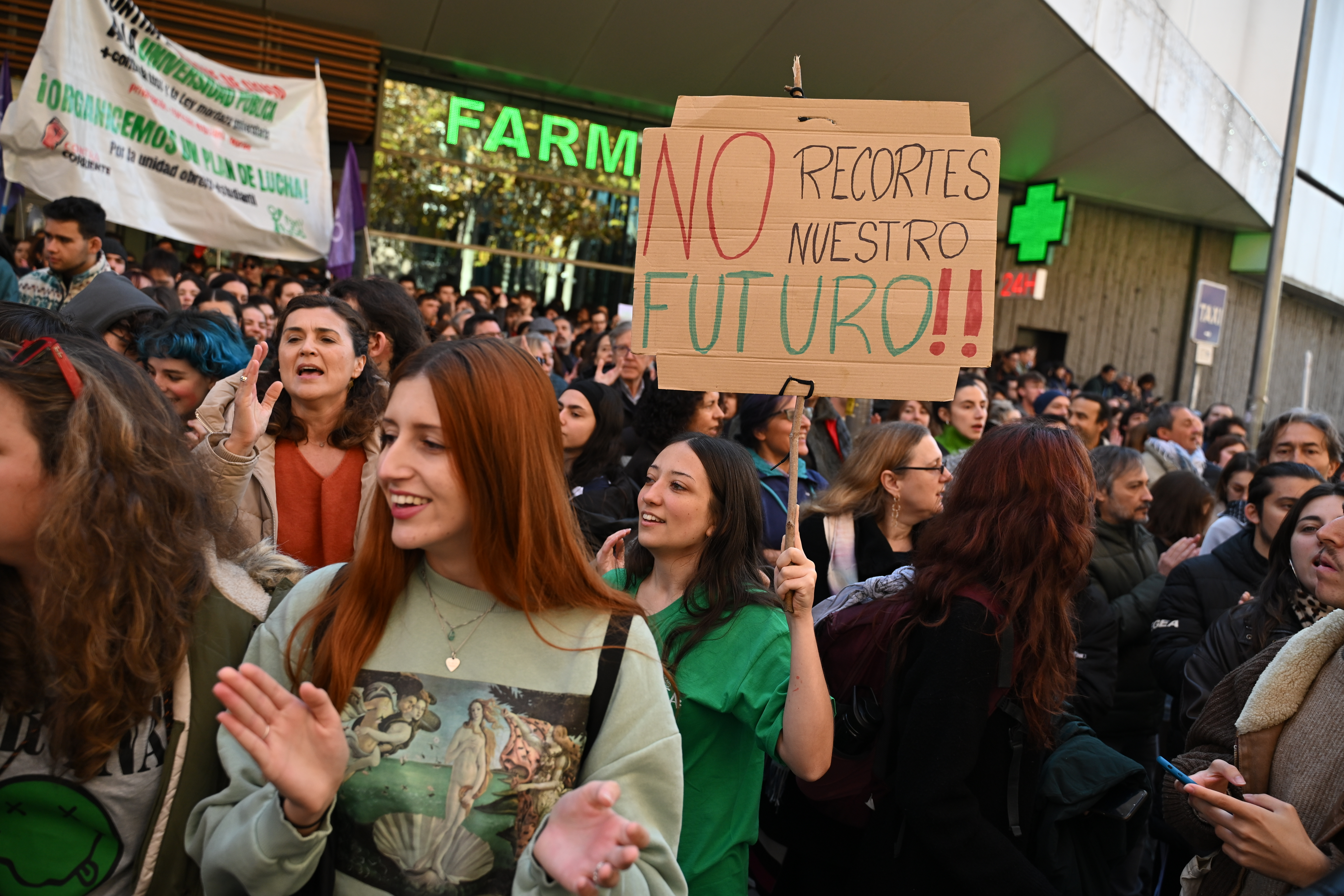 Profesores, alumnos y políticos se movilizan contra la asfixia de Ayuso a  las universidades: “La uni no se vende, la uni se defiende” | Noticias de  Madrid | EL PAÍS