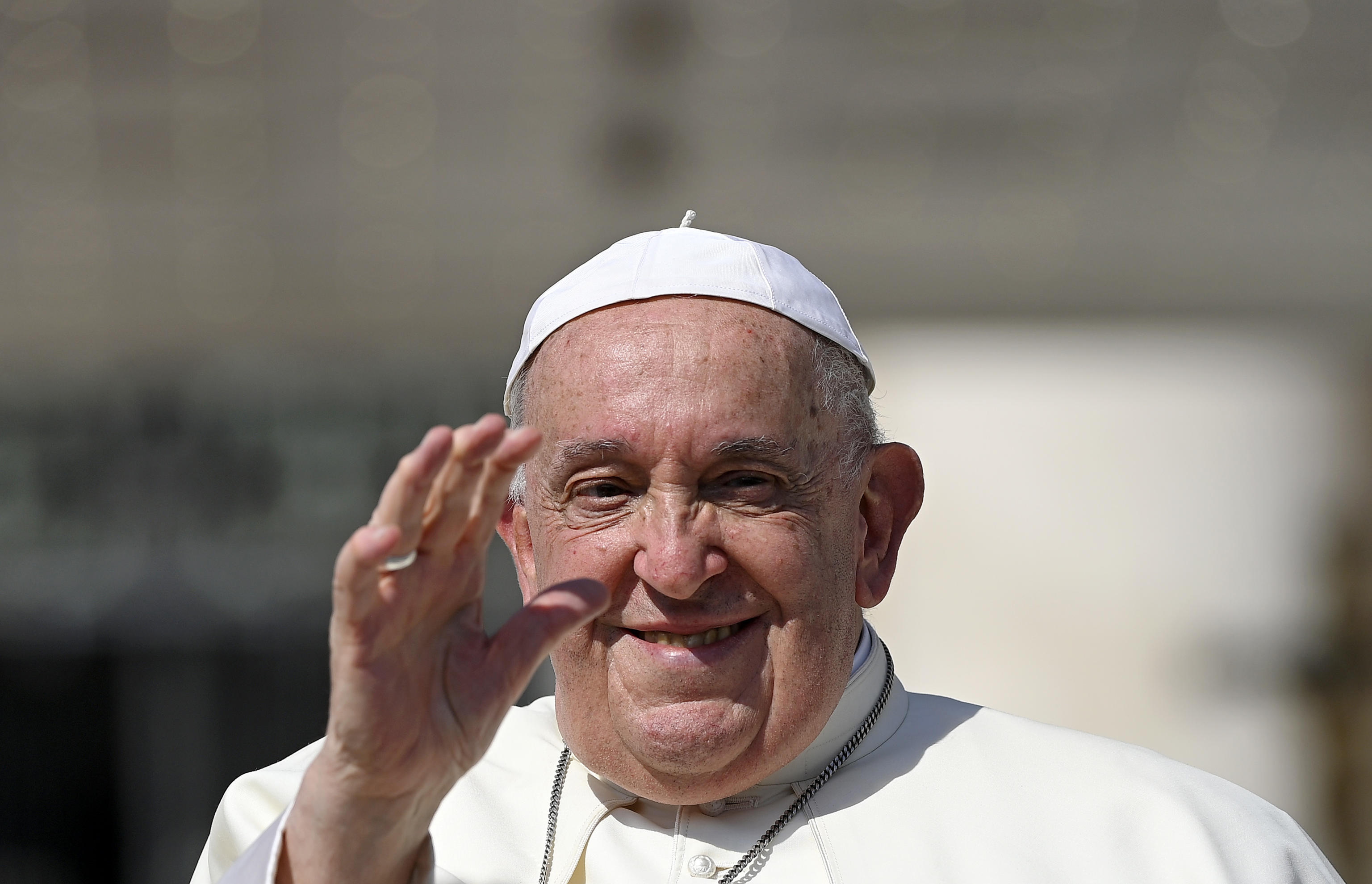 Vatican City (Vatican City State (holy See)), 28/08/2024.- Pope Francis waves at the faithful during the weekly General Audience in Saint Peter's Square, Vatican City, 28 August 2024. (Papa) EFE/EPA/RICCARDO ANTIMIANI
