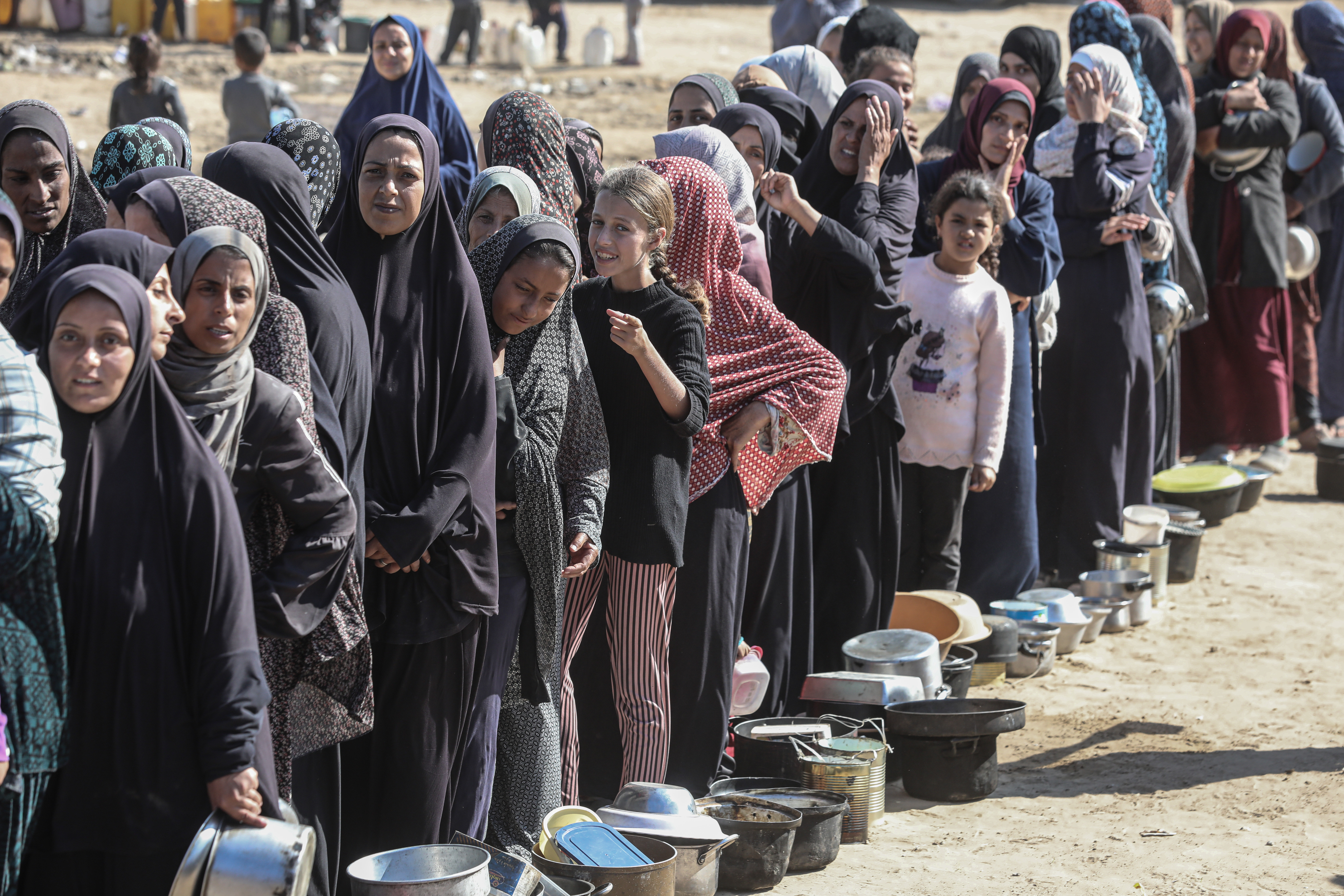 Palestinos hacen cola este lunes para recibir comida distribuida por una organización humanitaria, en Deir al Balah, en el centro de la Franja.