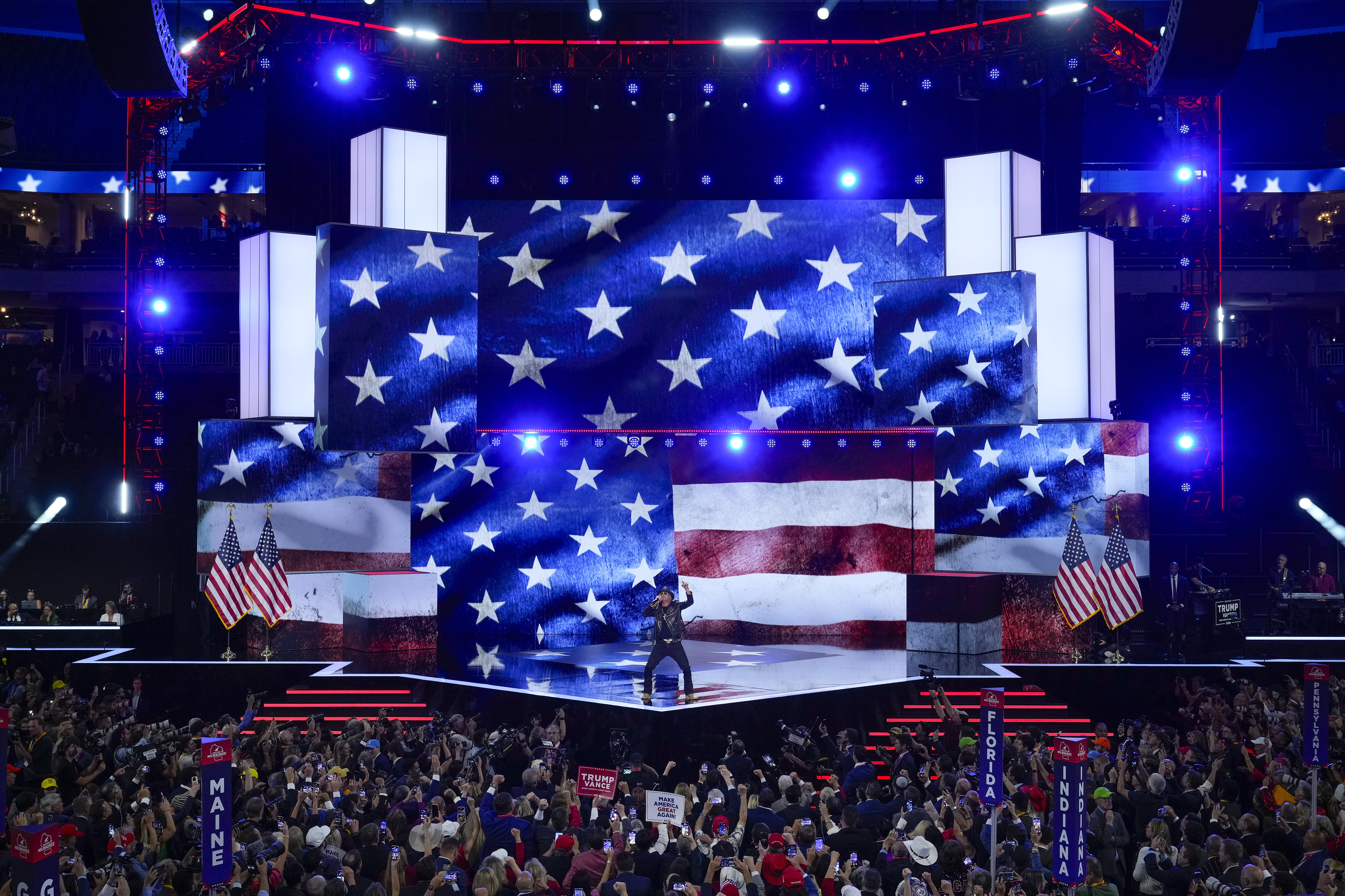 Kid Rock cantando en el cierre de la convención republicana.