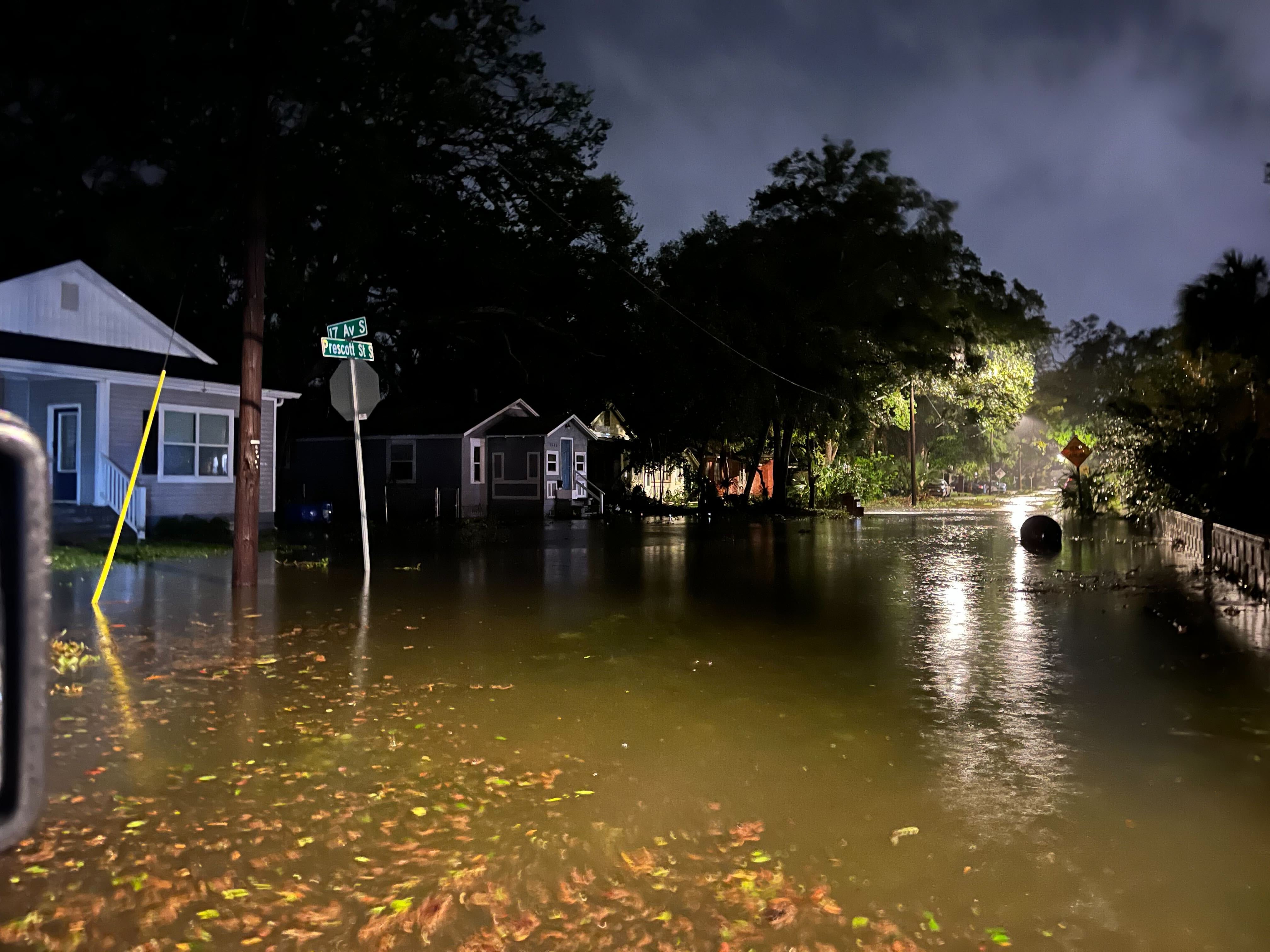 Inundaciones en el barrio de Fruitland Heights, en St. Petersburg, en el centro de Florida, este 10 de octubre de 2024