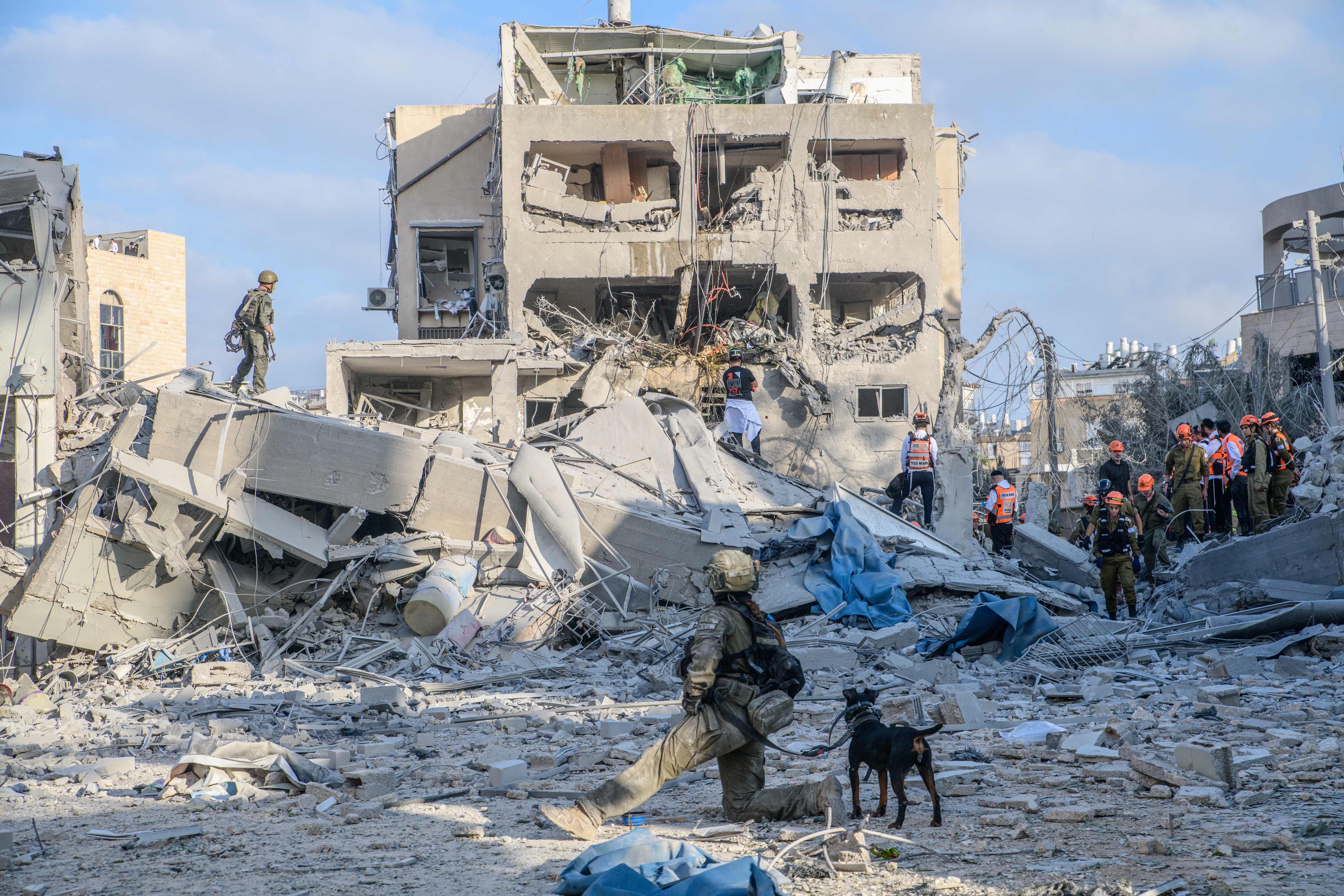 Un edificio destruido por el impacto de un misil iraní en Tel Aviv.