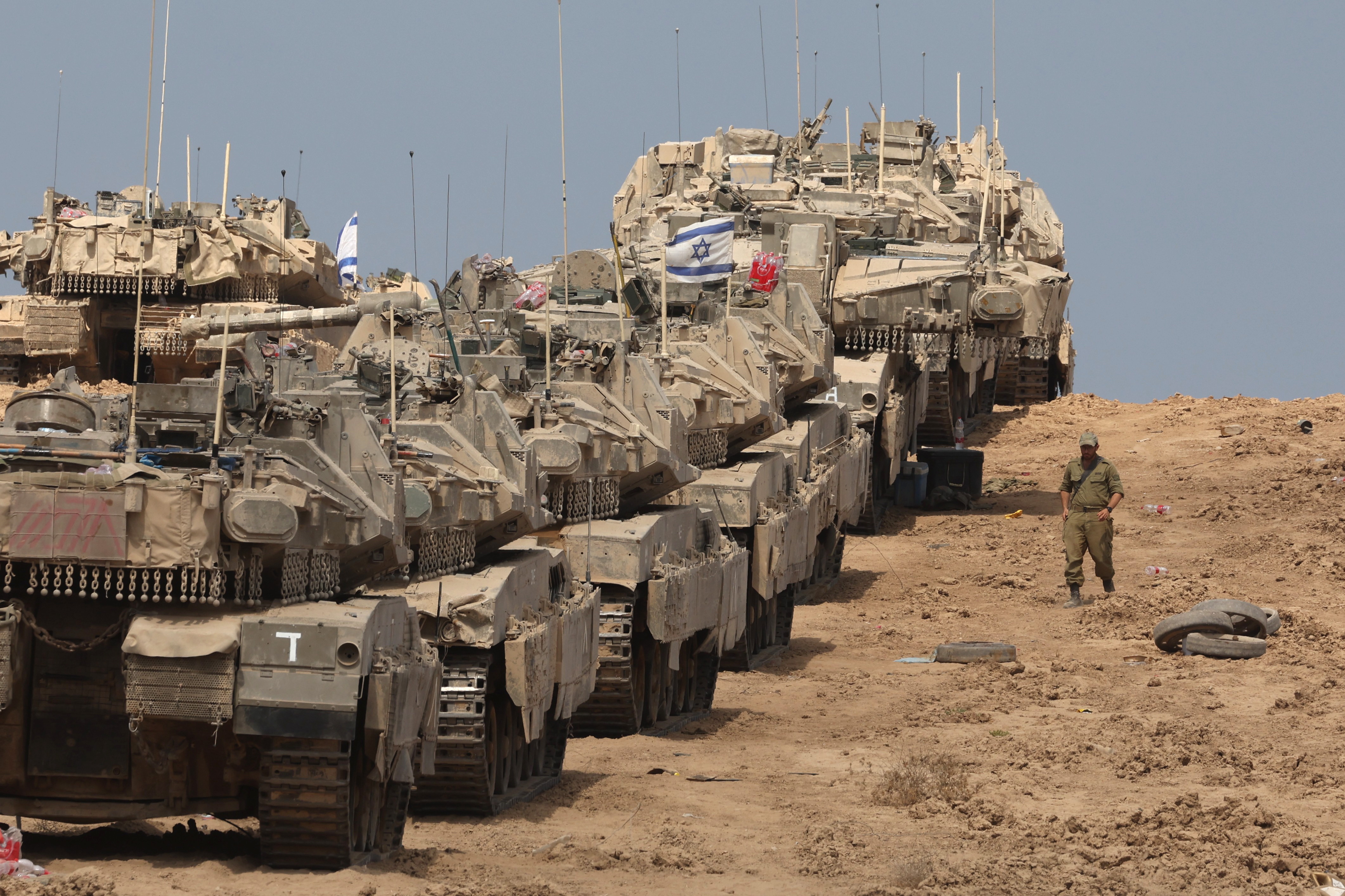 Undisclosed (Israel), 17/09/2025.- Israeli tanks deployed near the border with the Gaza Strip in southern Israel, 17 September 2025. Israel ramped up its offensive in the Gaza Strip on 16 September. More than 64,900 Palestinians have been killed in the Gaza Strip since October 2023, according to the Palestinian Ministry of Health. EFE/EPA/ABIR SULTAN
