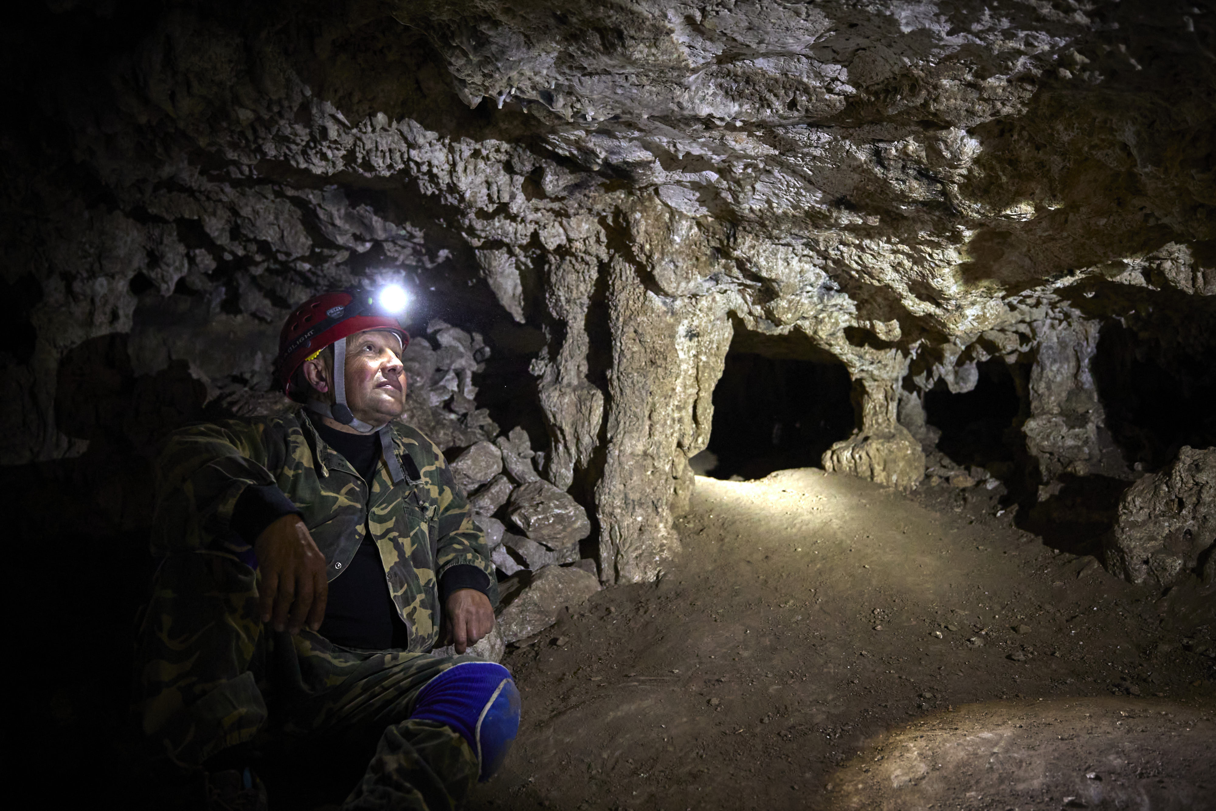 Jose Manuel Fernández, responsable del proyecto, observa el techo de una de las salas de la Cueva de Malalmuerzo en Moclín (Granada).