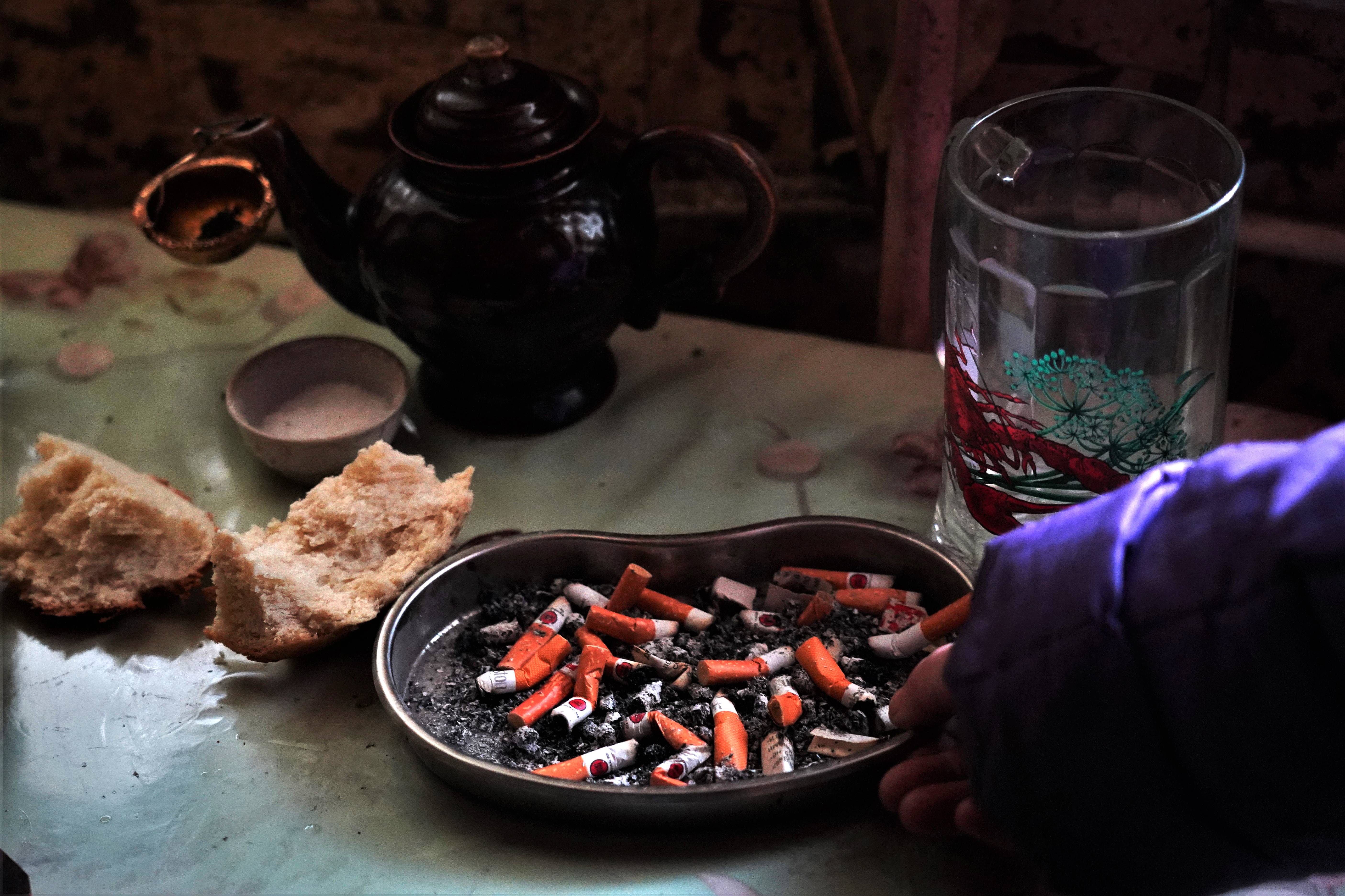 Cinzeiro na cozinha de Olga.