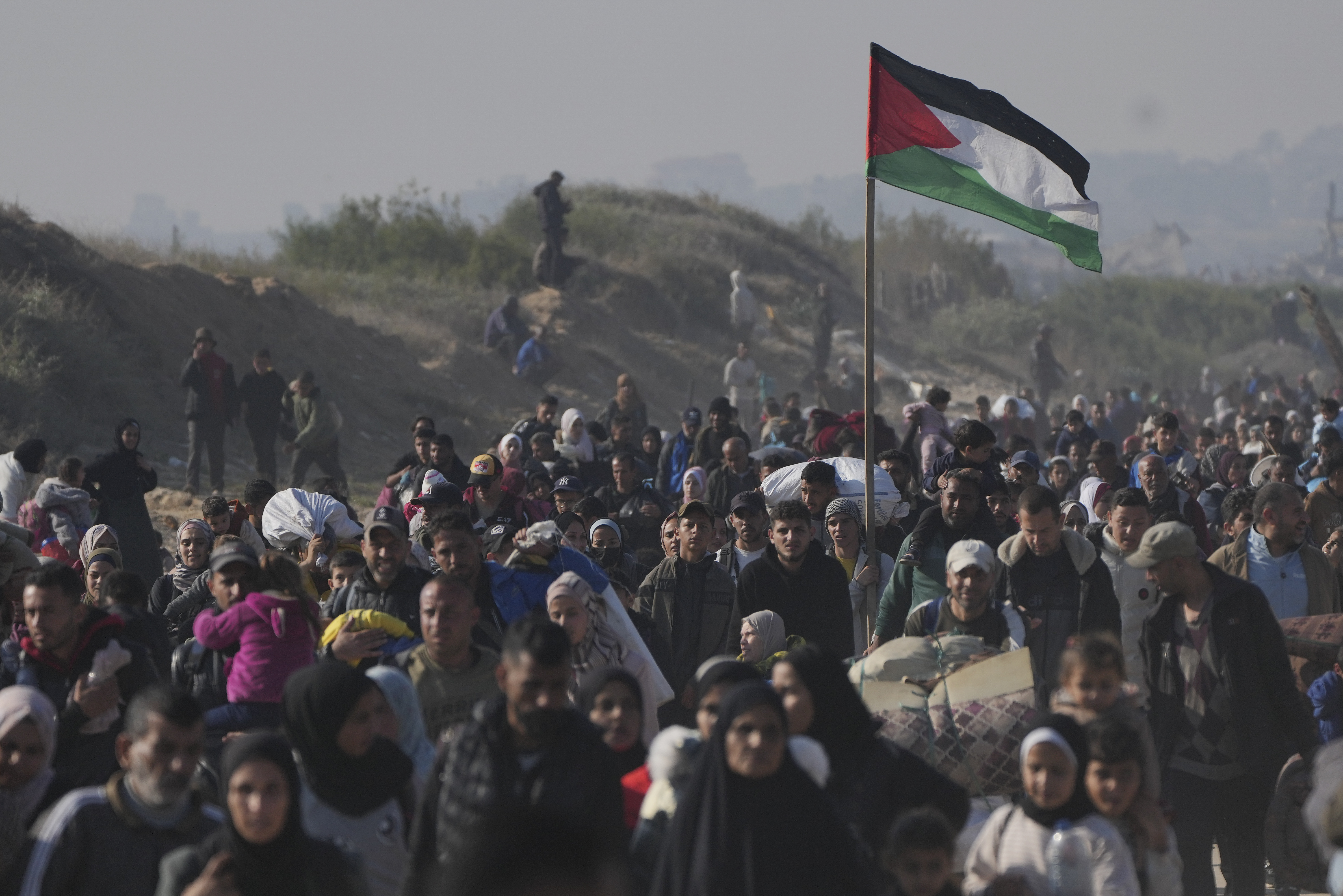 Palestinos desplazados vuelven a sus casas en el norte de Gaza, este lunes 27 de enero de 2025.