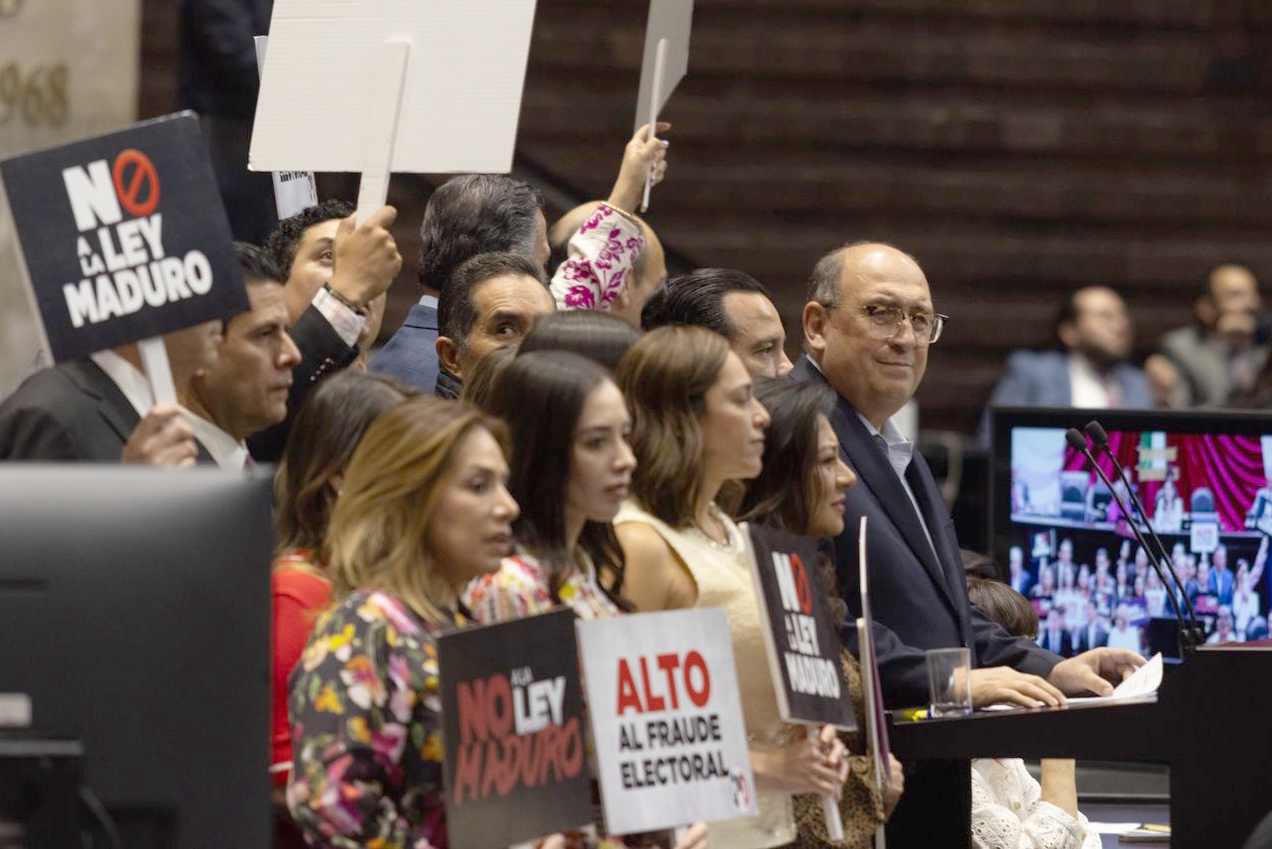 La bancada priista sube a tribuna con carteles para expresar su desacuerdo con la reforma oficialista