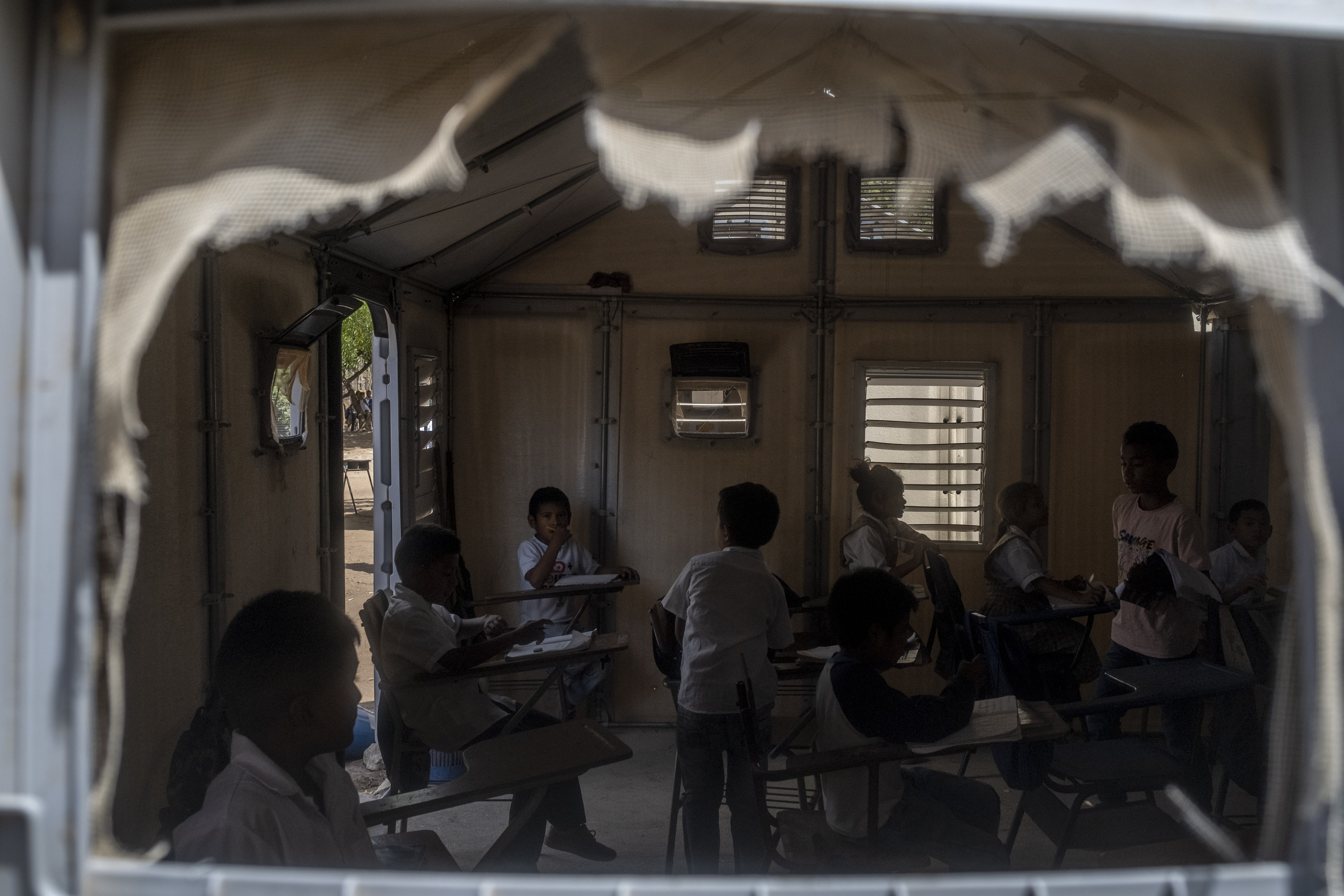 Meninos e meninas da comunidade Wayuu e também migrantes, em uma sala de aula no Pueblito Wayuu, na zona rural de Maicao.