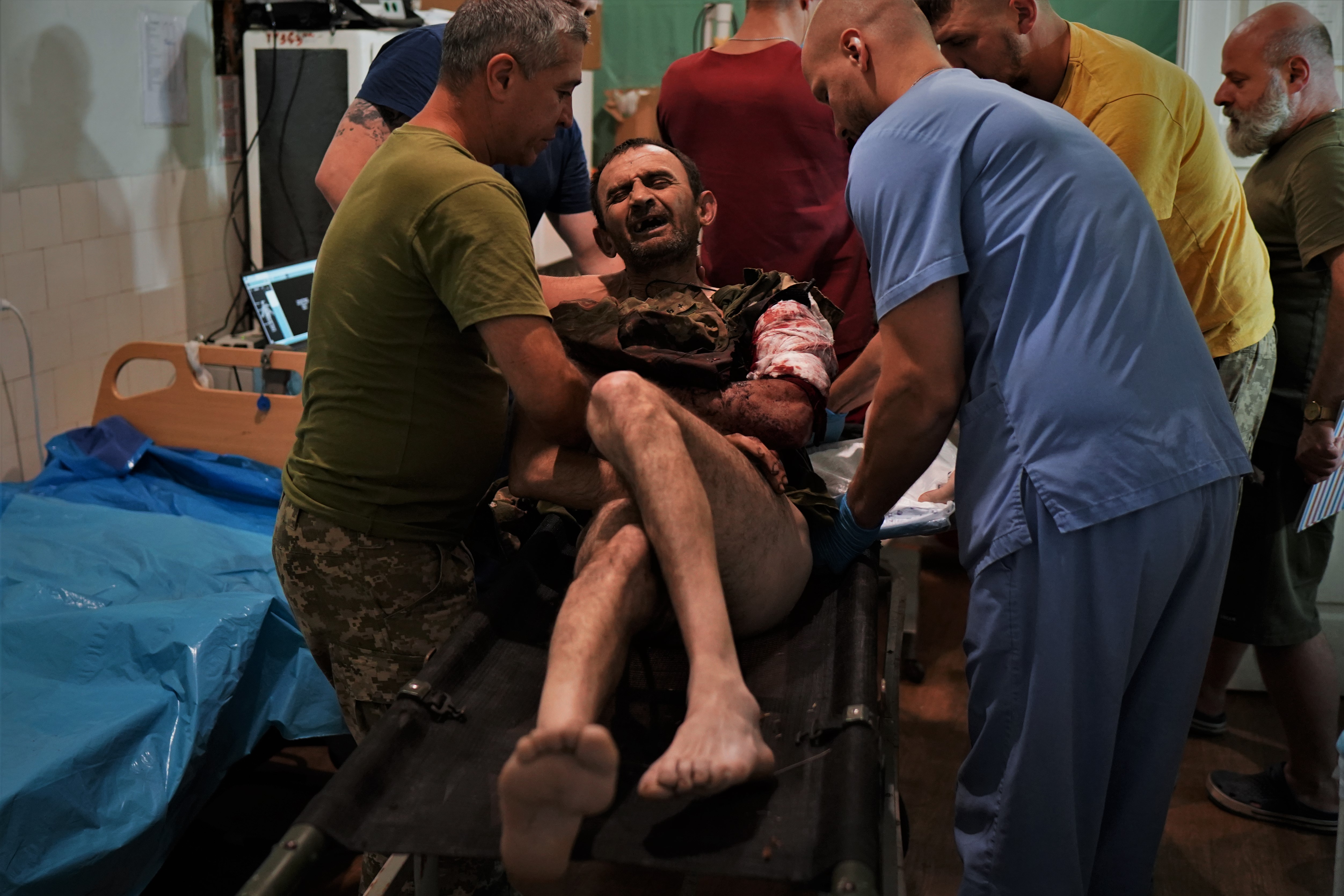 Um soldado ferido a tiros chegando a um hospital de campanha perto da frente de Zaporizhia.
