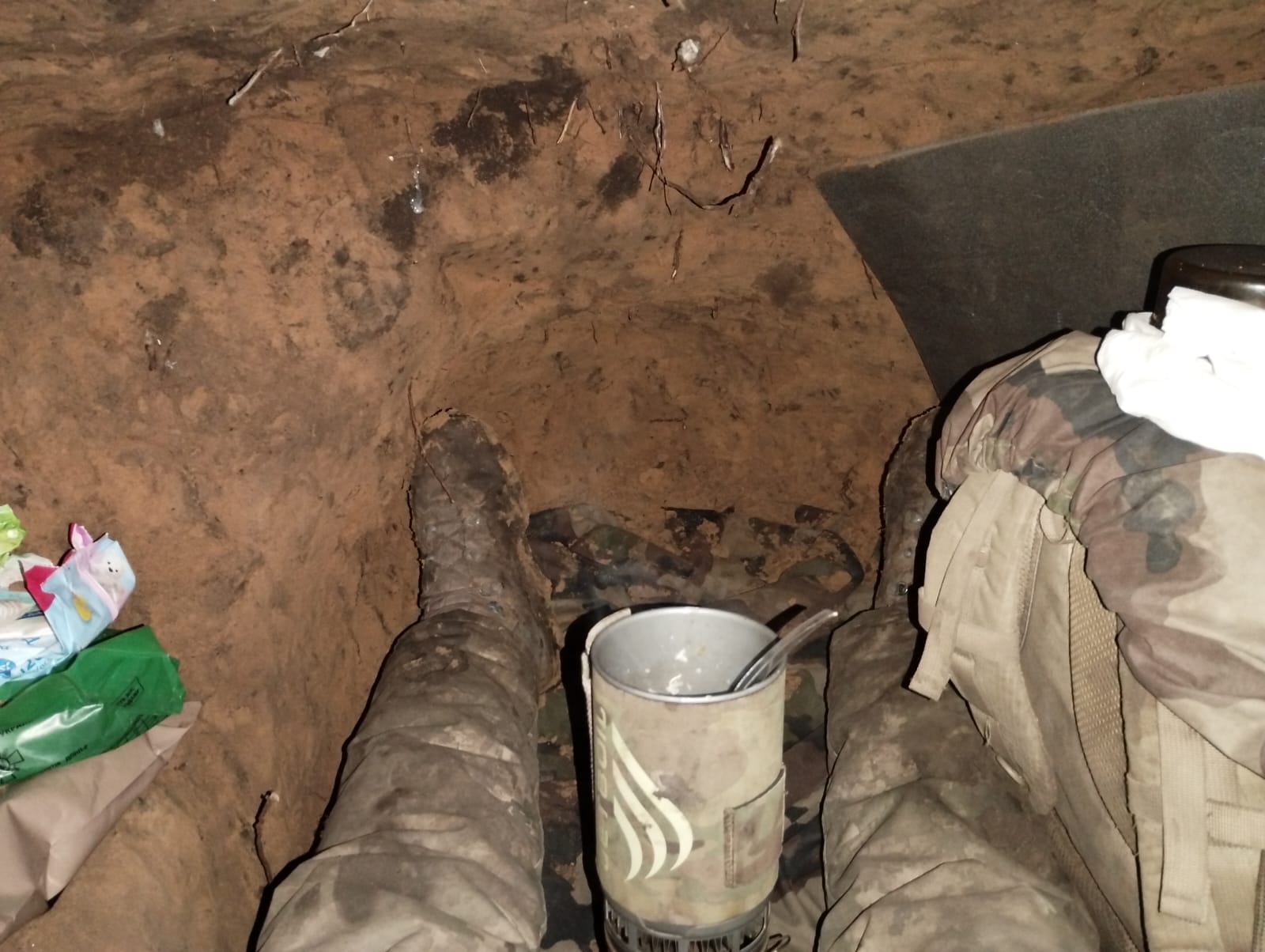 Abrigo cavado na posição defendida por Pastor na frente de Donetsk.