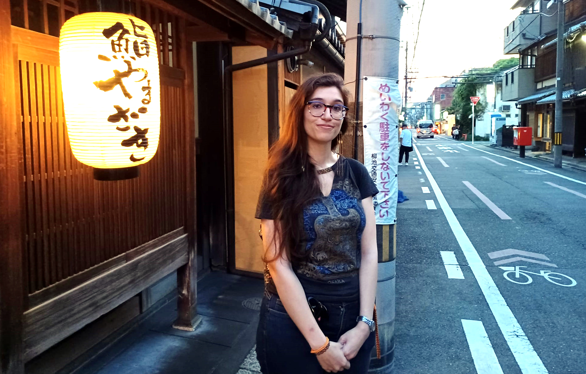 Laura Pano, uma italiana de 30 anos, em uma rua de Kyoto, onde trabalha para uma empresa da indústria de videogames.