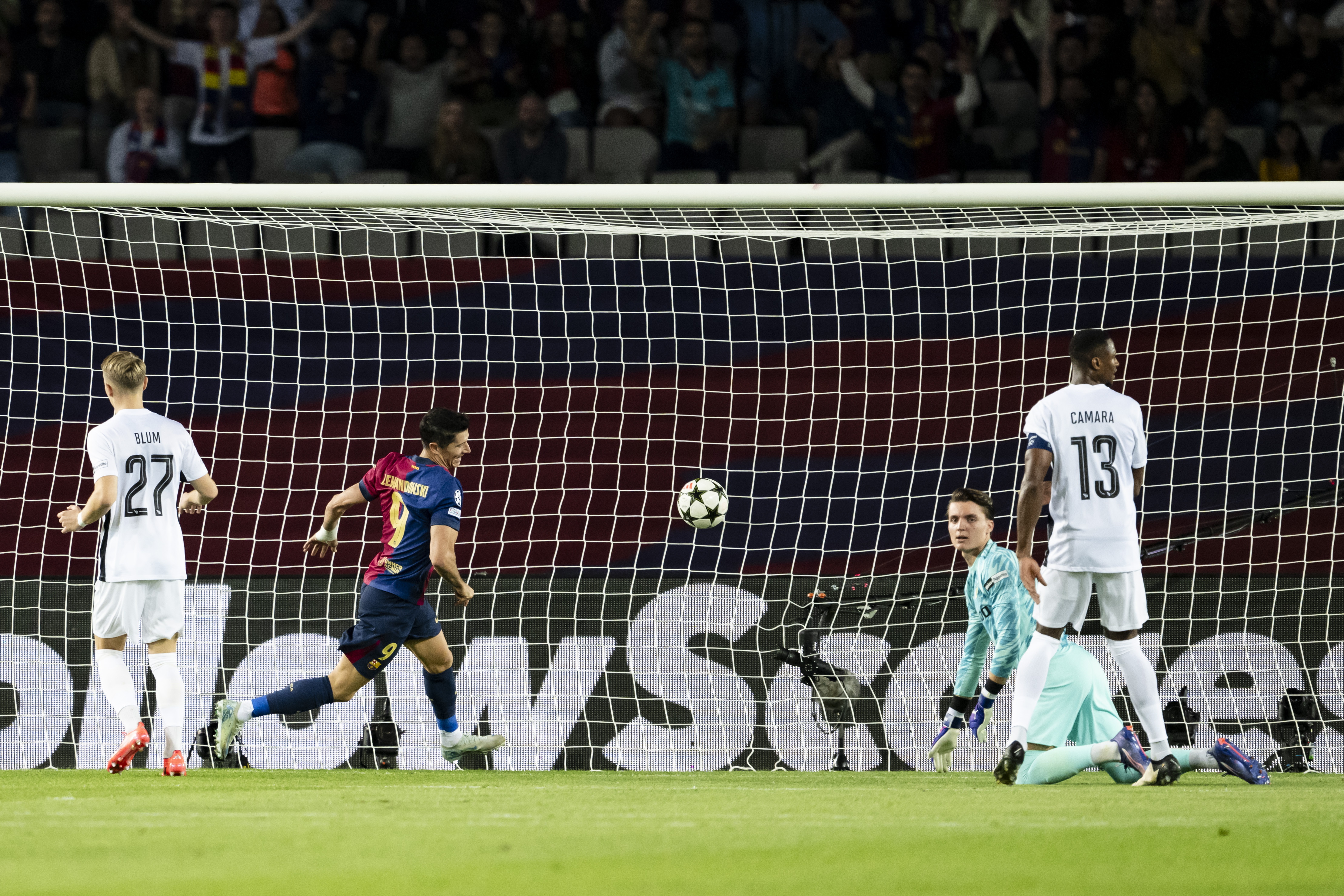 Barcelona (Spain), 01/10/2024.- Barcelona's Robert Lewandowski (L) celebrates scoring the 1-0 goal against YB's goalkeeper Marvin Keller (2-R) during the UEFA Champions League soccer match between FC Barcelona and BSC Young Boys, in Barcelona, Spain, 01 October 2024. (Liga de Campeones, España) EFE/EPA/JEAN-CHRISTOPHE BOTT
