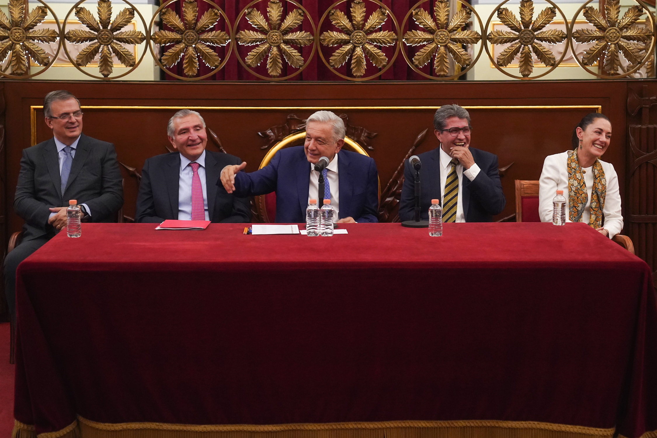 López Obrador pide a las 'corcholatas' renunciar a sus cargos para participar en la encuesta de Morena | EL PAÍS México