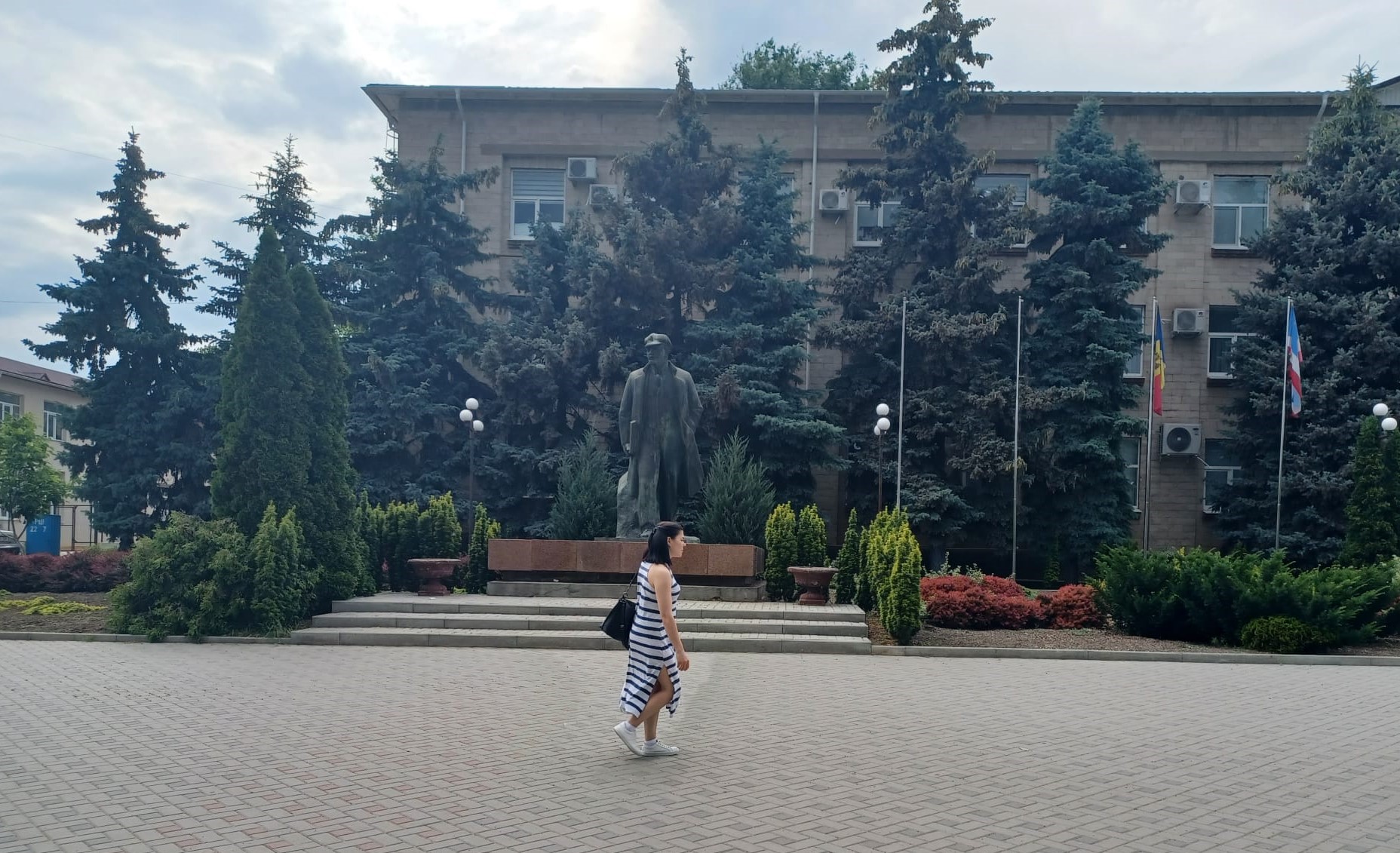 Um transeunte passa por uma estátua de Lenin no centro de Comrat, capital de Gagaúzia, região autônoma da Moldávia, em junho passado.