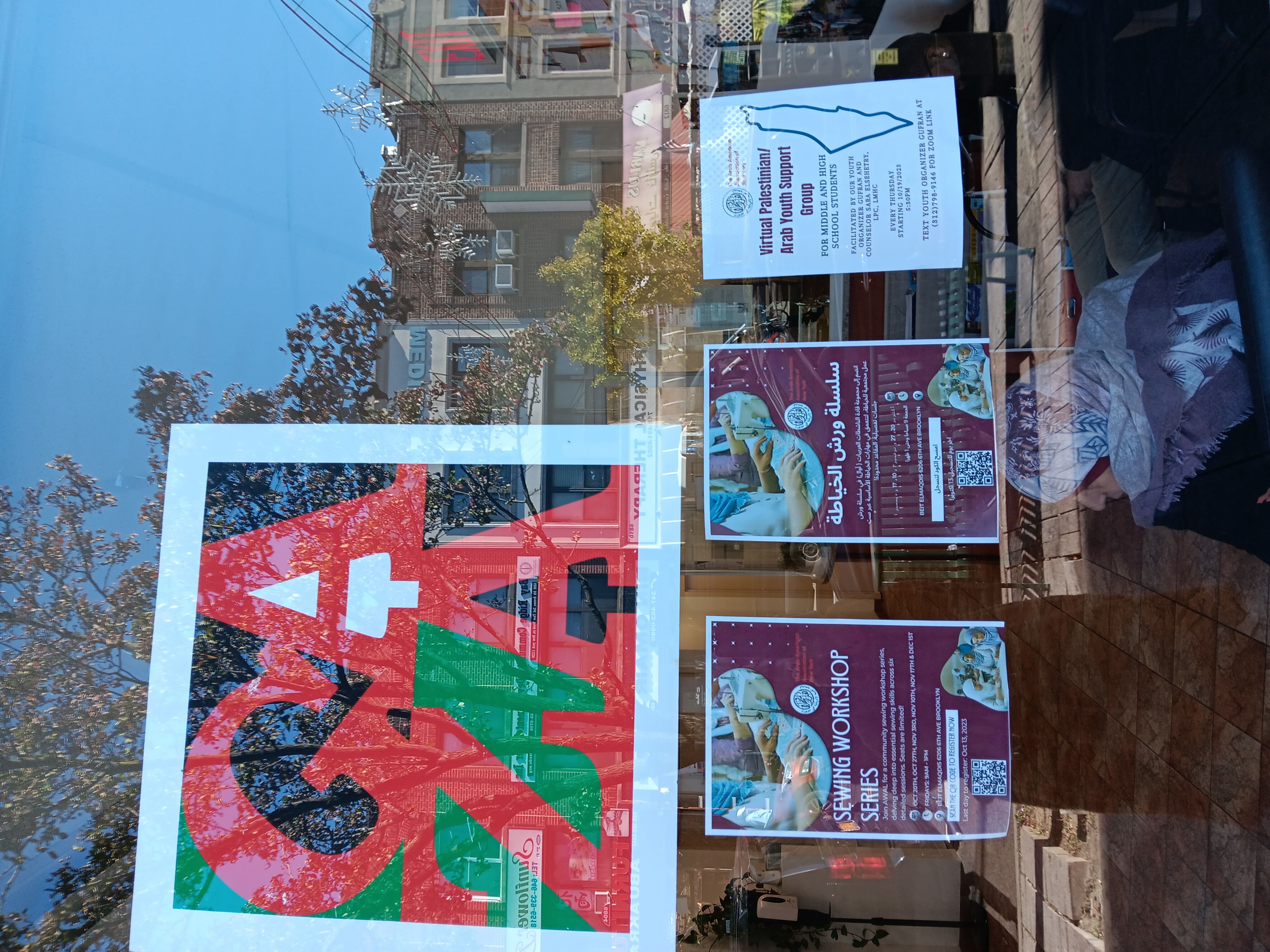 Carteles en solidaridad con la población de Gaza, en un negocio de Bay Ridge (Nueva York).
