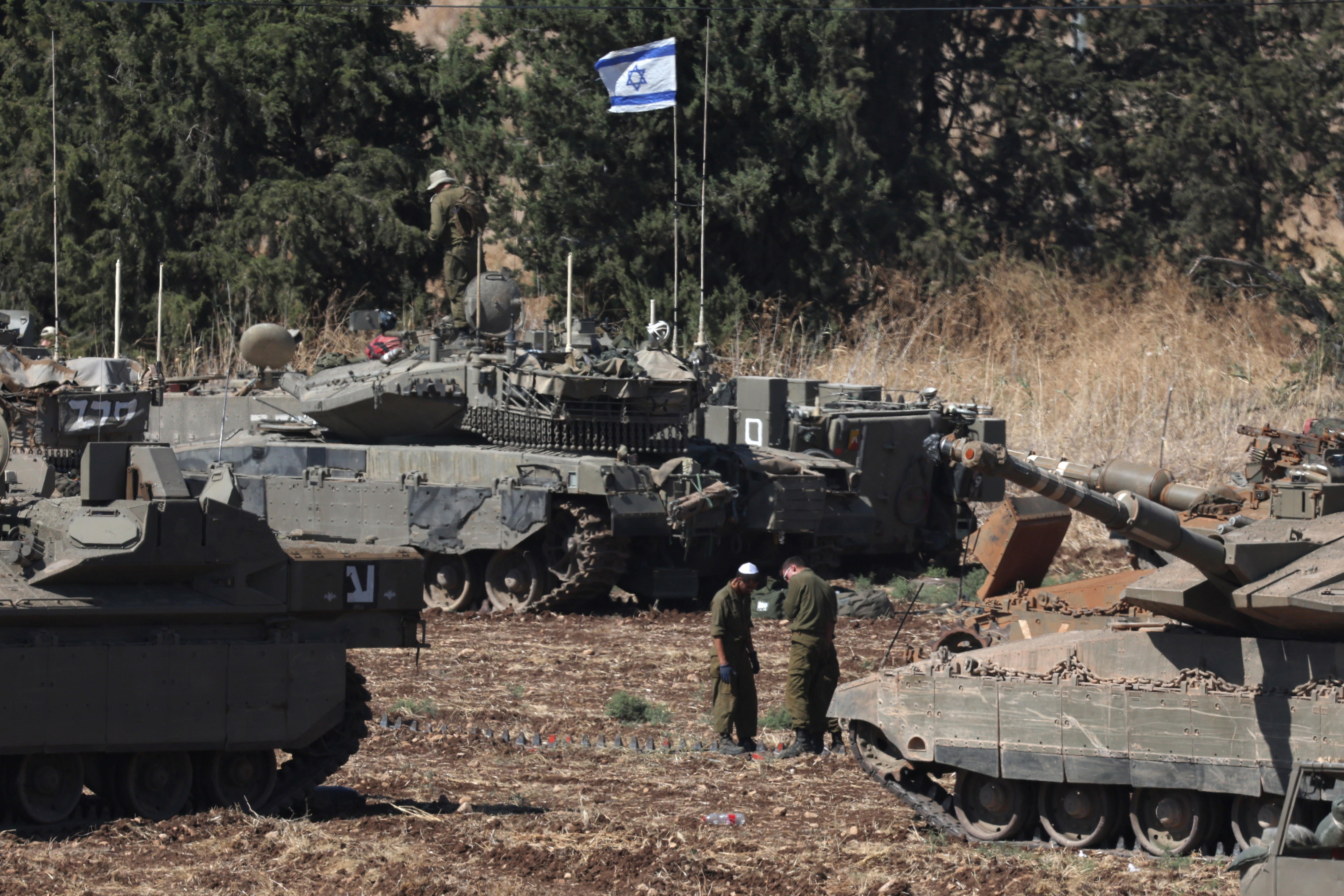 Upper Galilee (Israel), 28/09/2024.- Israeli soldiers stand next to and on their tanks at a gathering point in northern Israel, 28 September 2024. The Israeli army (Tsahal) said on 28 September that military forces continue to strike infrastructure sites of the Hezbollah organization in Lebanon. The army struck over 140 Hezbollah targets since midnight 28 September, including launchers aimed at Israeli civilians, and buildings in which weapons were stored, the report said. Hezbollah leader Hassan Nasrallah was killed in an overnight strike on Beirut, the Hezbollah and Tsahal confirmed in statements on 28 September 2024. (Líbano, Hizbulá/Hezbolá) EFE/EPA/ATEF SAFADI
