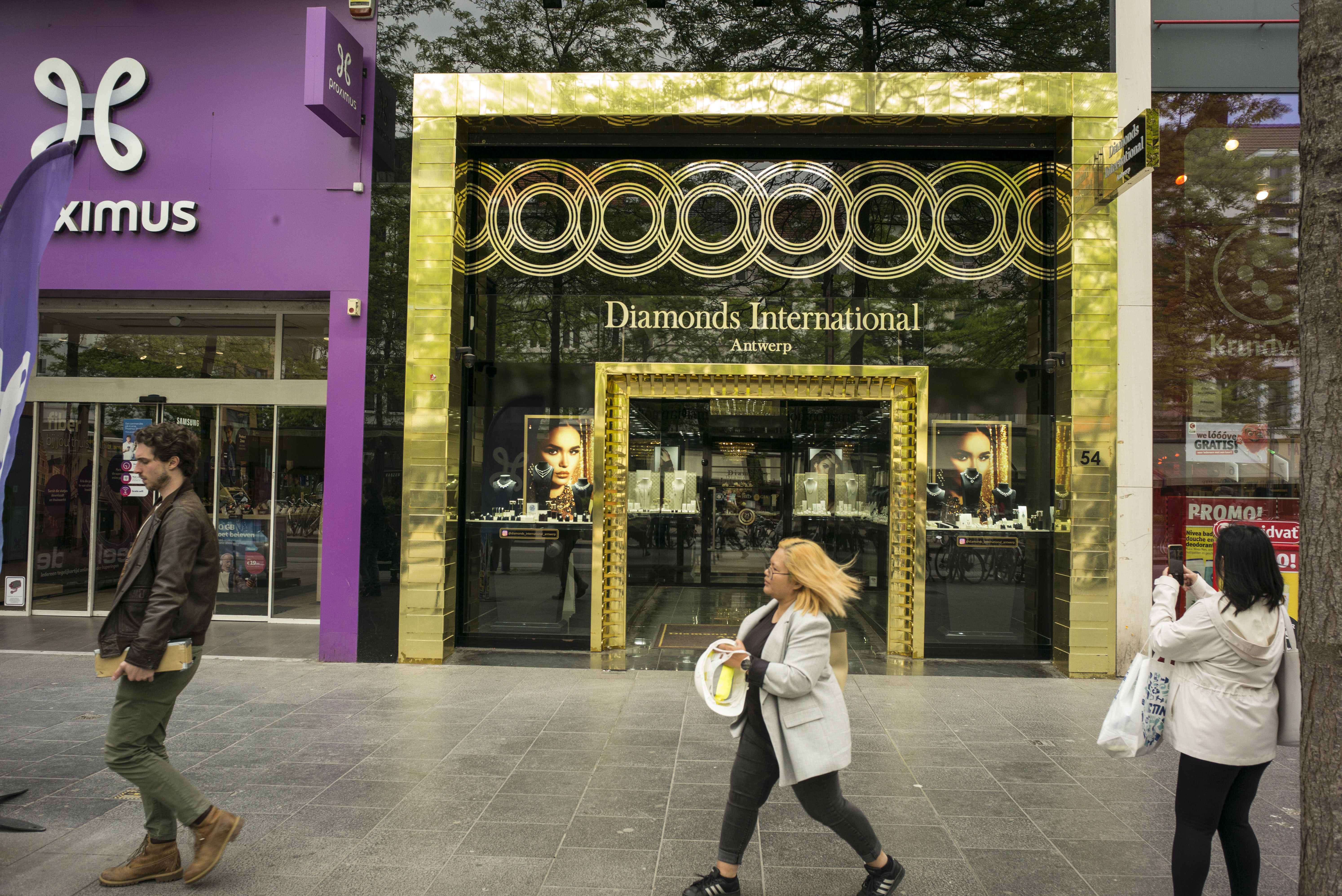 Uma mulher caminhou na quinta-feira em frente à vitrine de uma joalheria em Antuérpia (Bélgica)