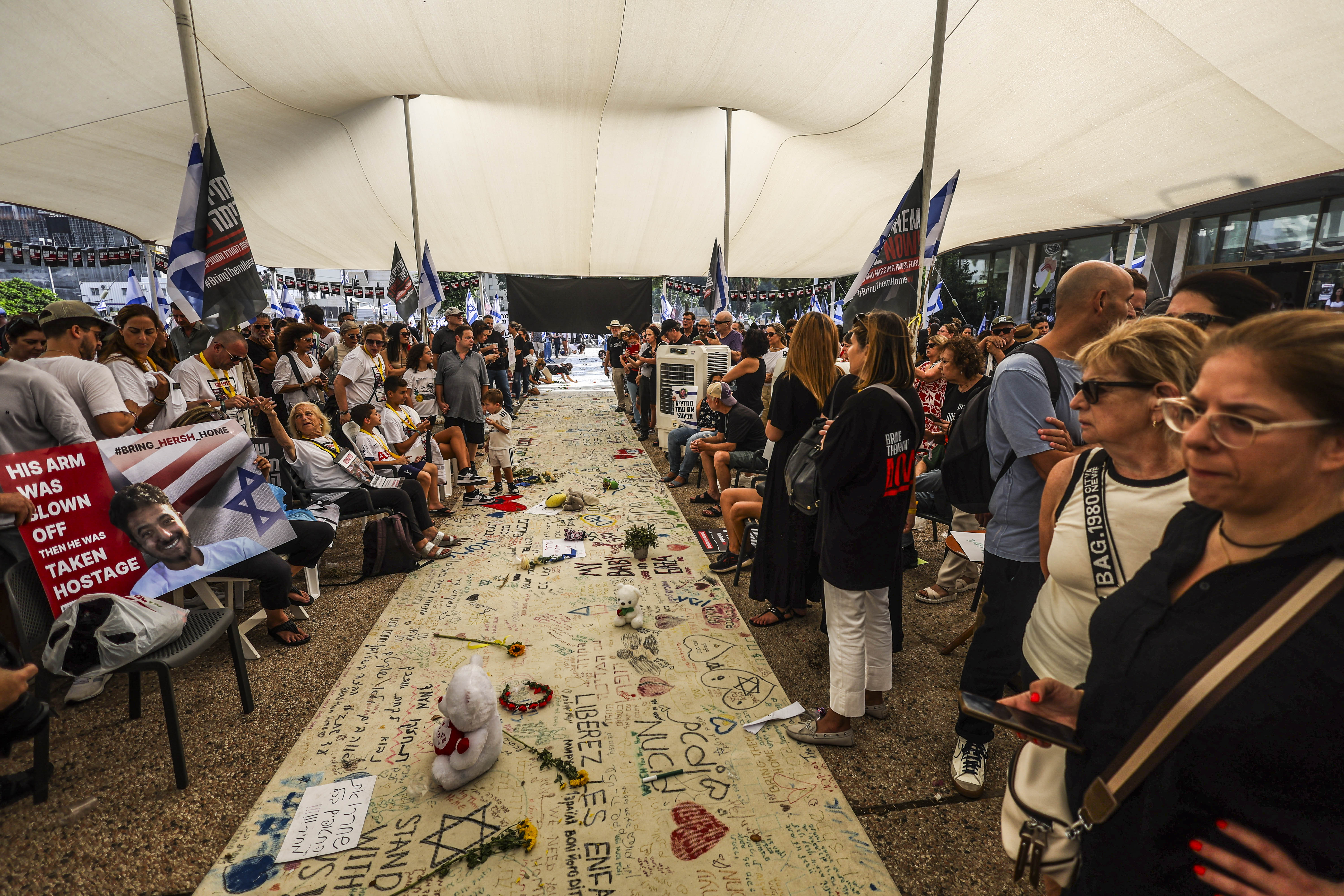 Reunião de familiares dos reféns detidos pelo Hamas, este sábado em Tel Aviv.