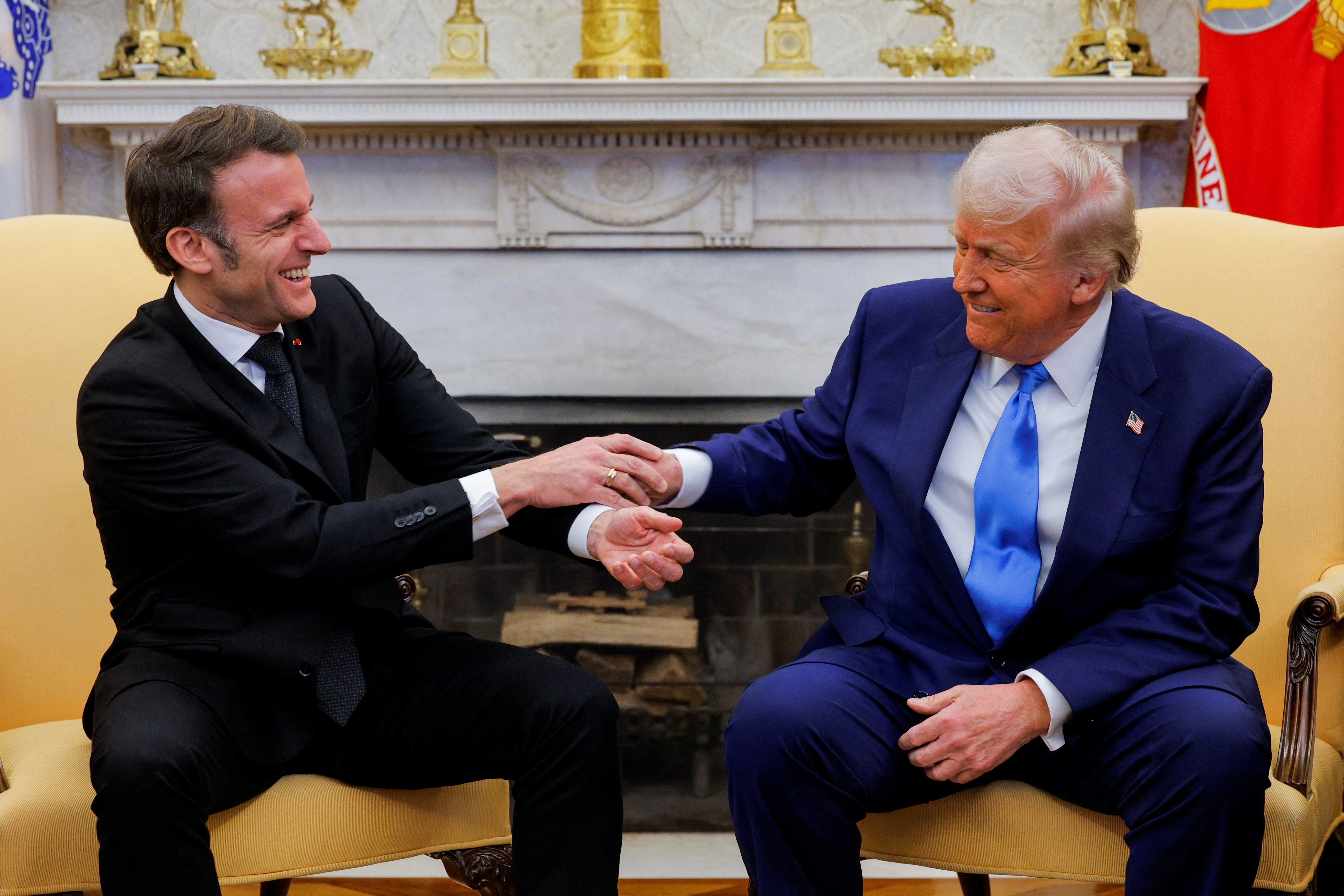 El presidente Francés, Emmanuel Macron (derecha),  y su homólogo estadounidense, Donald Trump, en la Casa Blanca, este lunes 24 de febrero de 2025