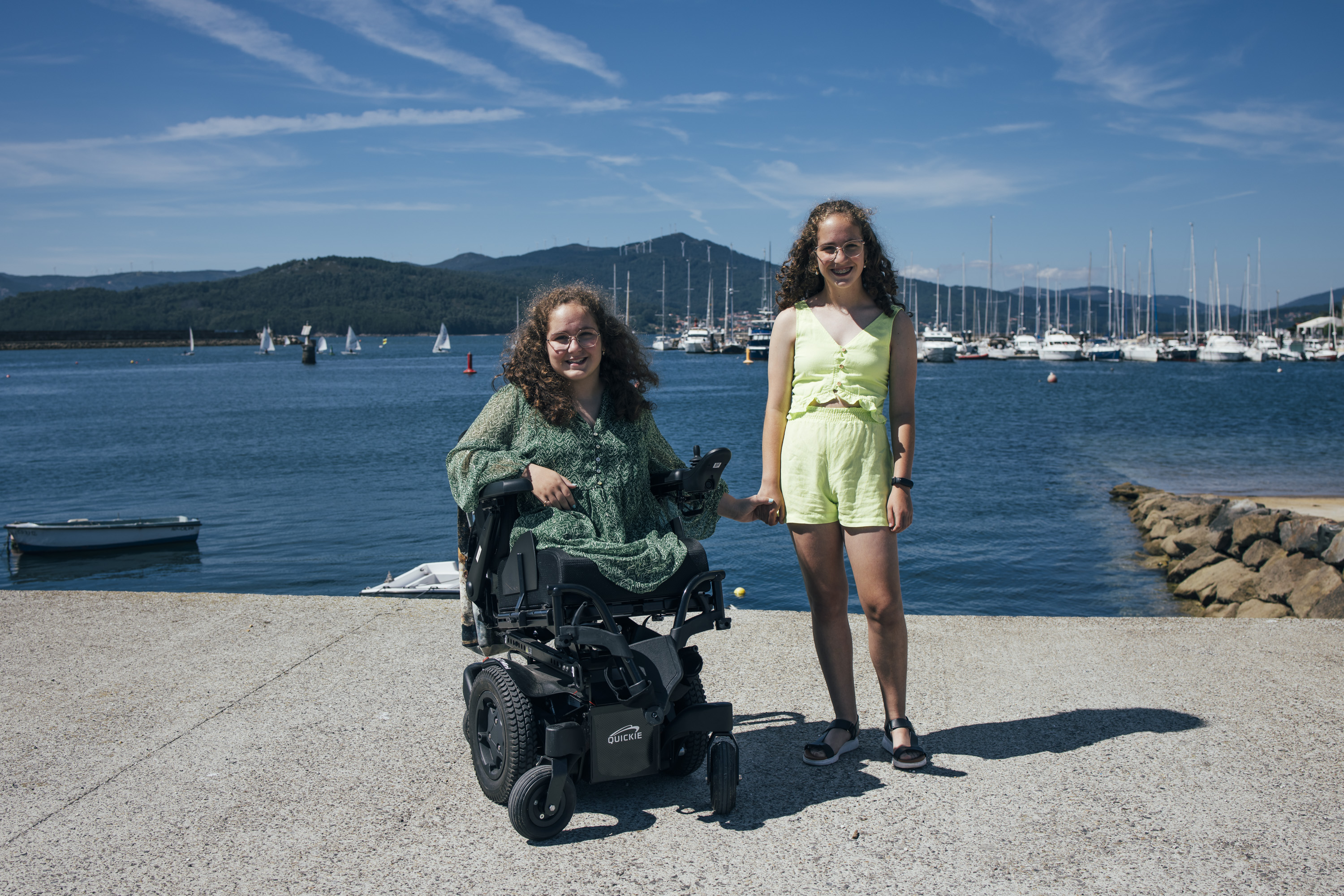 Las hermanas gemelas Cayetana y Celia, fotografiadas el 13 de julio en Portosín (A Coruña).